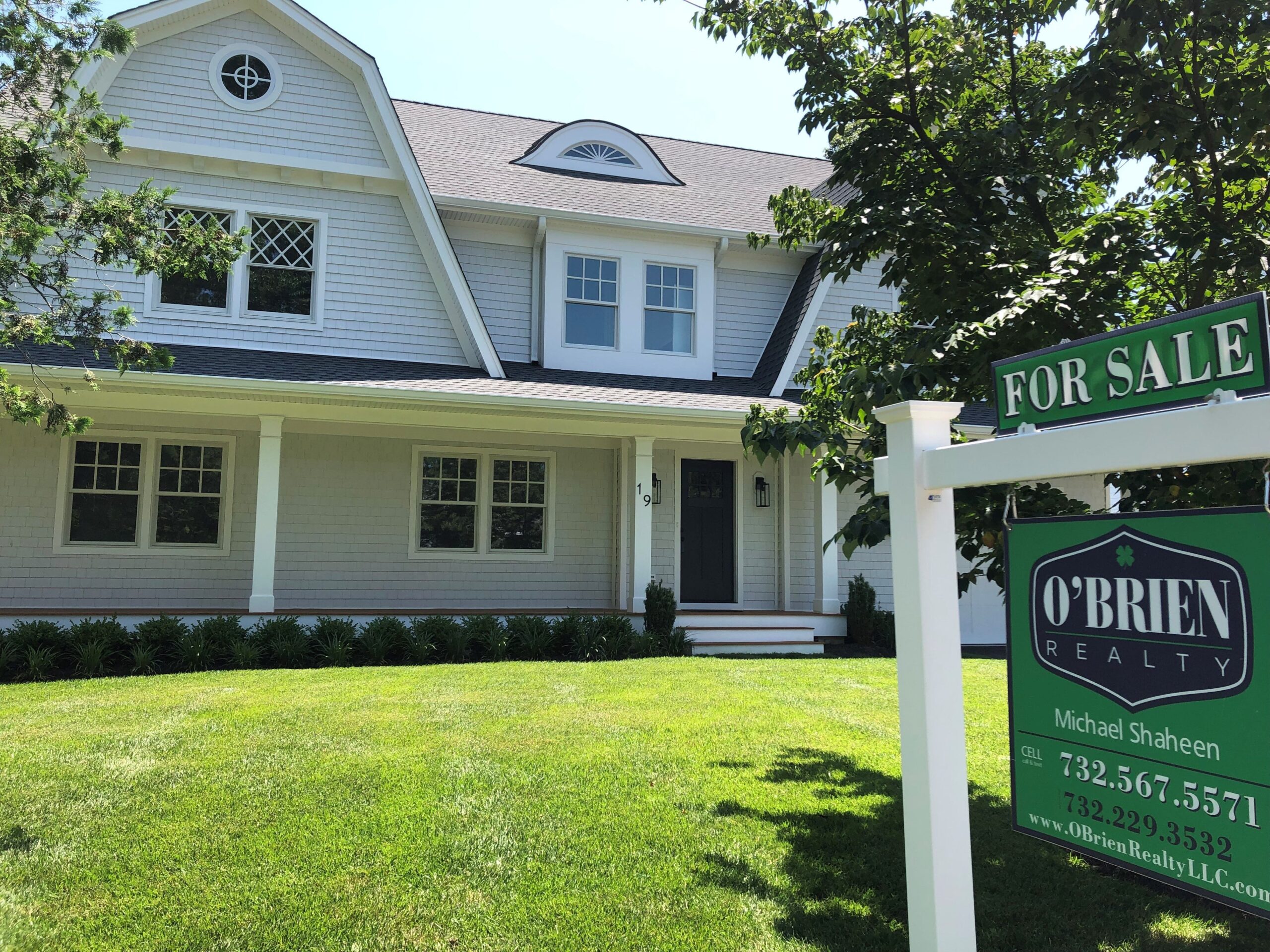 Konut kredisi faiz oranları, mortgage oranları, 30 yıllık sabit oranlı mortgage, Freddie Mac, konut piyasası, ekonomik etkiler, ticari politikalar, Donald Trump, Joe Biden, konut sözleşmeleri, ulusal emlakçılar birliği, konut satışları, emlak piyasası, Florida, Jeff Lichtenstein, Echo Fine Properties, Kanada'lı kar kuşları, enflasyon, tüketici harcamaları, ekonomik gerileme
