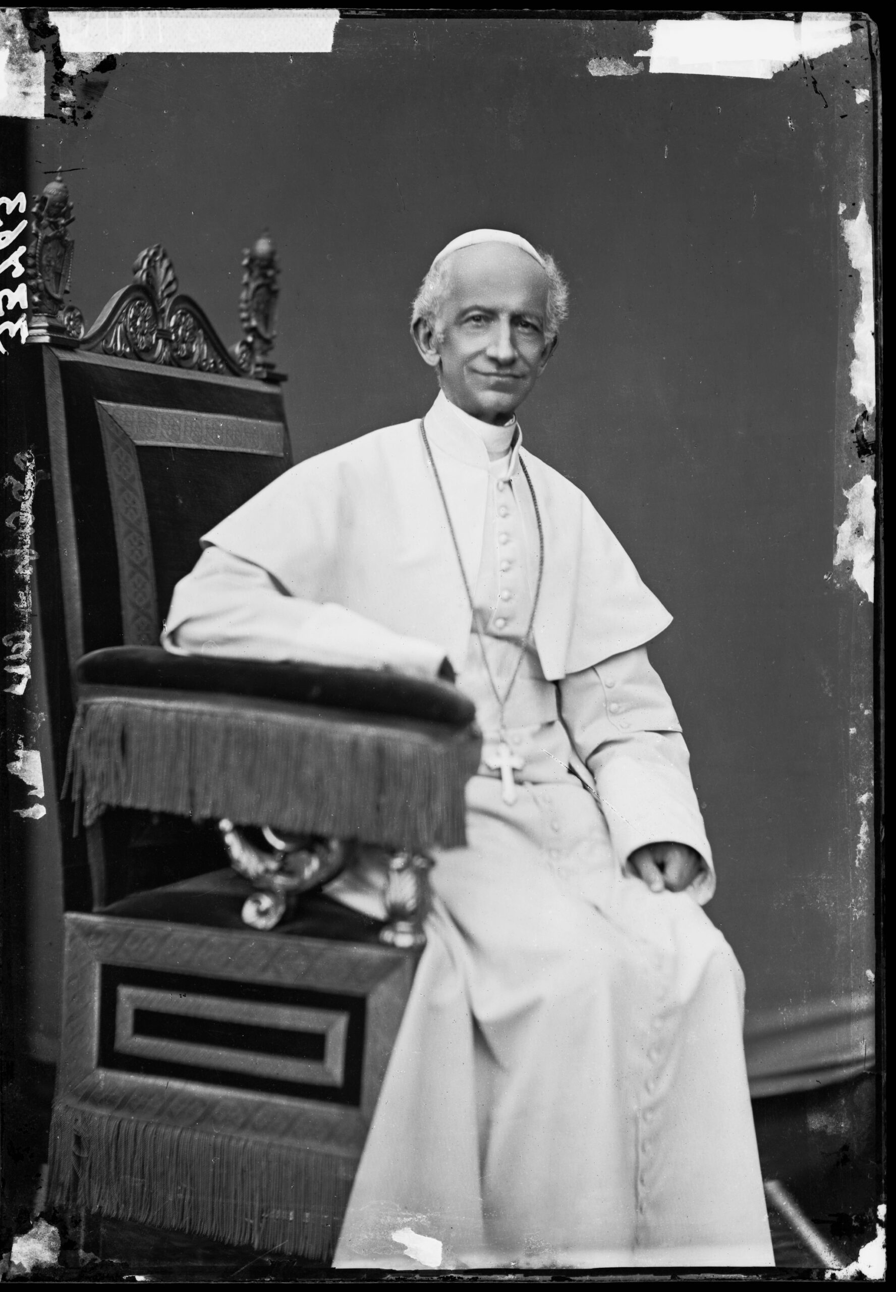 Papa Leo XVI, Robert Prevost, Papa isimleri, Katolik Kilisesi, Papa Leo, Papalık tarihi, Leo XIII, Katolik sosyal öğretisi, sosyal adalet, işçi hakları, reform, diplomasi, bilimsel ilerleme, insan hakları, Papa Leo I, Attila the Hun, kilise ortodoksluğu, papalığın yanılmazlığı, Papa Leo IX, Doğu Ortodoks Kilisesi, Papa Leo X, Rönesans papası, Martin Luther, sapkınlık, Chicago, Peru, ABD, Vatikan, Dinah Pulver, Marc Ramirez
