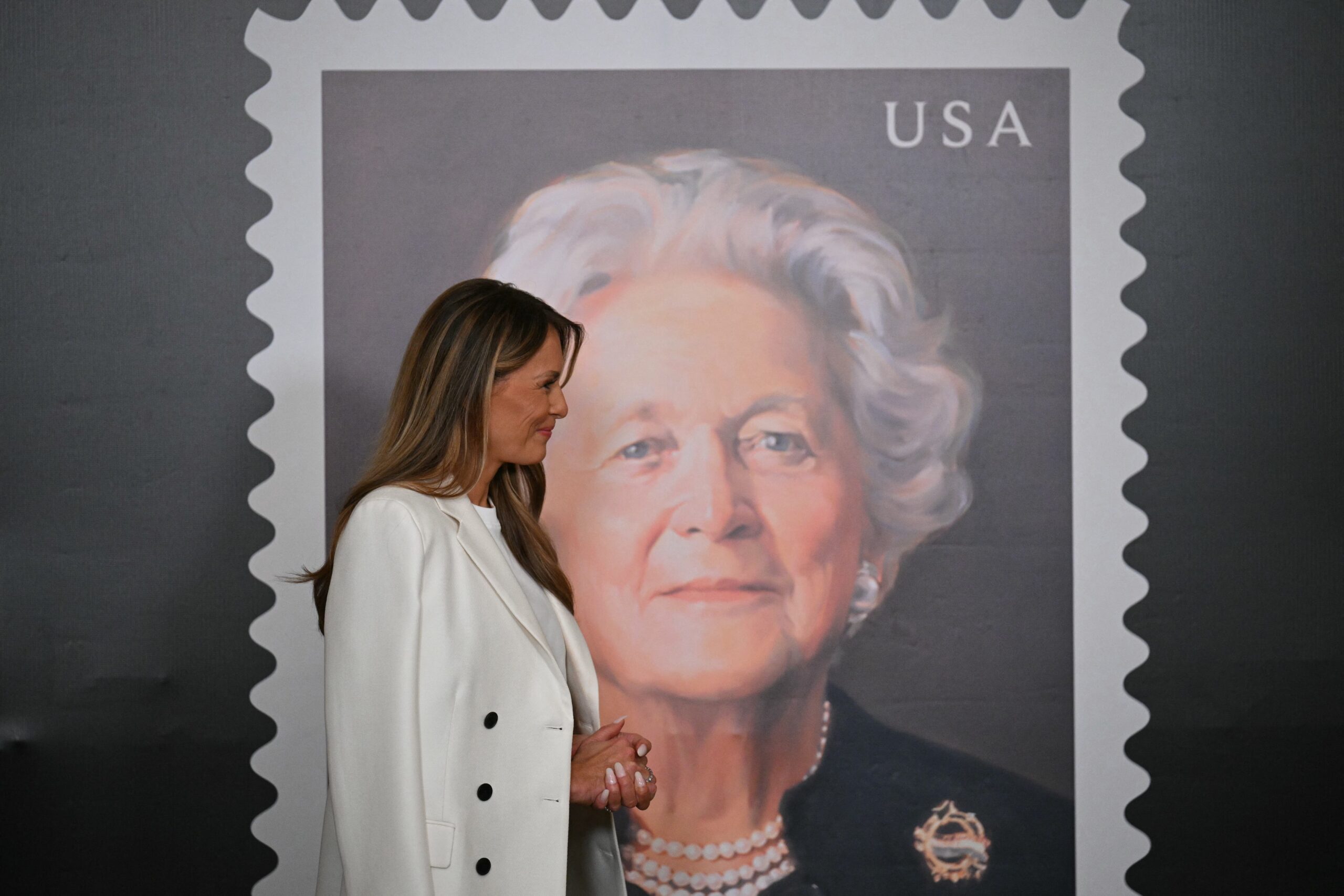 Melania Trump, Barbara Bush, First Lady, Postage Stamp, U.S. Postal Service, Bush Family, Trump Family, Dorothy Bush Koch, Republican Party, White House, Commemoration, Public Appearance, Judy de Torok, Kennebunkport, Maine, George W. Bush, Laura Bush, Donald Trump, Political Relations, Biography, Death, Aile ilişkileri, Siyasi ilişkiler
