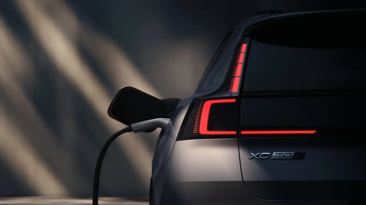 Volvo, XC70, SUV, plug-in hybrid, elektrikli araç, extended range, sürdürülebilirlik, Çin pazarı, global pazar, CLTC, Scalable Modular Architecture, SMA, hızlı şarj, LED farlar, Thor's hammer, C-şekilli stop lambaları, XC60, XC90, macera, yorumlar
