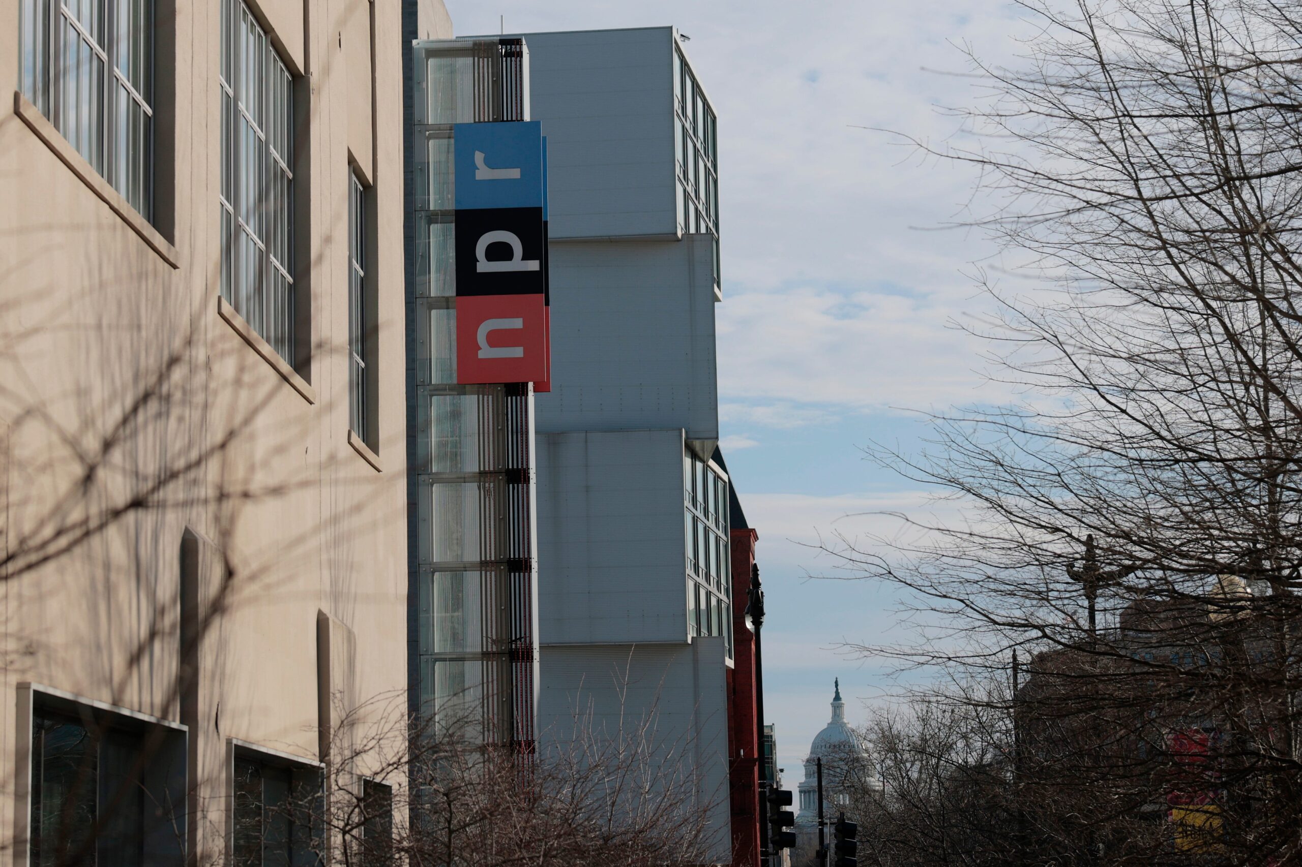 Donald Trump, NPR, PBS, Kamu Yayıncılığı, Vergi Mükellefi Finansmanı, Taraflılık, Medya, Uri Berliner, İfade Özgürlüğü, Kongre, Corporation for Public Broadcasting, CPB, Katherine Maher, haberler, siyaset, medya taraflılığı

