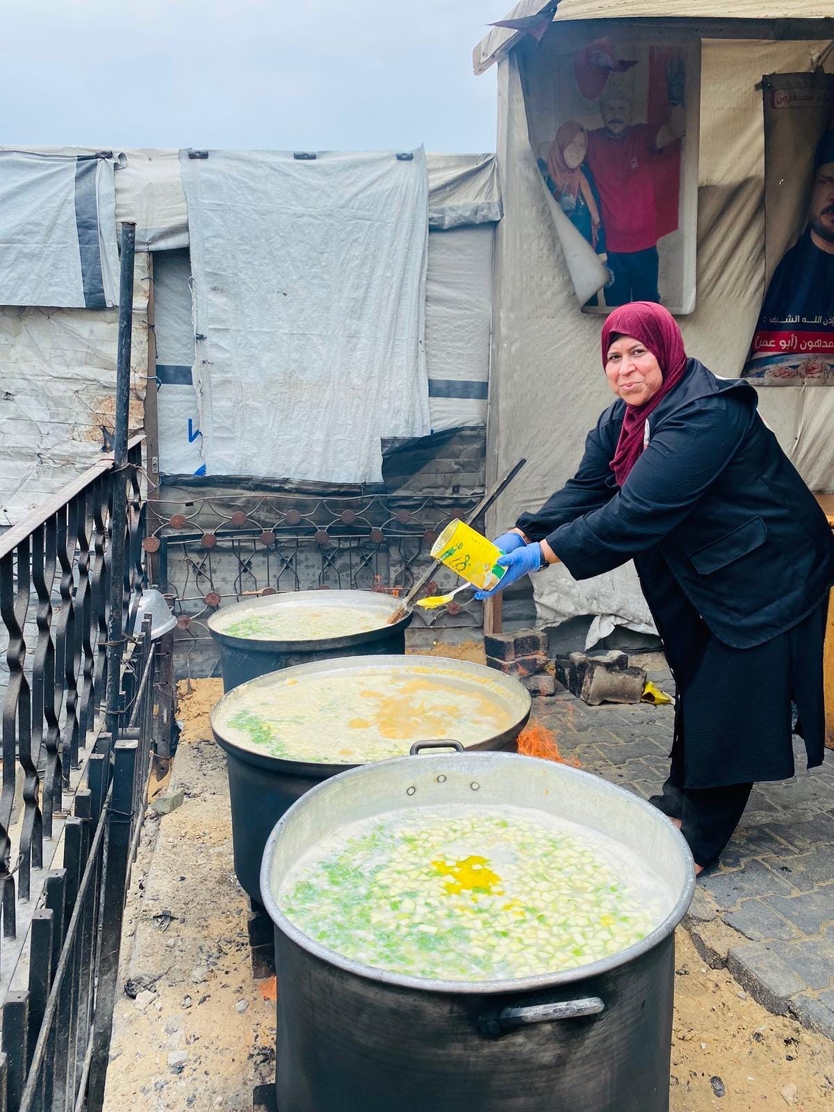 Gazze, İsrail, abluka, açlık, insani yardım, çocuk, Filistin, Faten Madhoun, çorba mutfağı, kuzey Gazze, Trump yönetimi, soykırım, Birleşmiş Milletler, yetersiz beslenme, savaş, mülteci, zorla yerinden etme, insani kriz, uluslararası toplum, yardım kuruluşu, gıda güvensizliği, insan hakları, Mahmoud Almadhoun, ölüm, drone saldırısı, medya, gazeteciler, hedef alma, Donald Trump, zorunlu göç, gönüllü transfer, Mısır, üçüncü ülkeler, Birleşmiş Milletler, Gazze'deki durum, insani felaket, acil yardım, yaşamsal malzemeler, ilaç, gıda yardımı, açlığın silah olarak kullanılması
