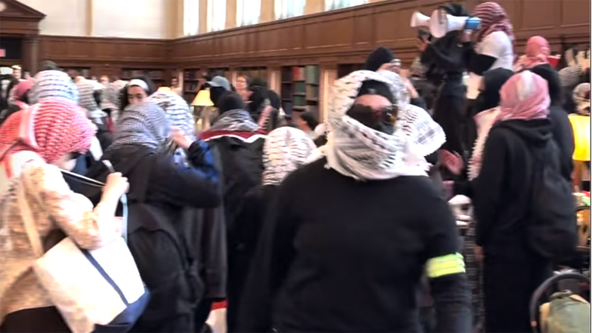 Columbia University, protesto, anti-İsrail, Butler Kütüphanesi, Eden Yadegar, Sam Nahins, Marco Rubio, Mahmoud Khalil, antisemitizm, Hamas, öğrenci protestosu, üniversite, New York Polis Departmanı, tutuklama, vize durumu, yabancı öğrenciler, şiddet, ifade özgürlüğü
