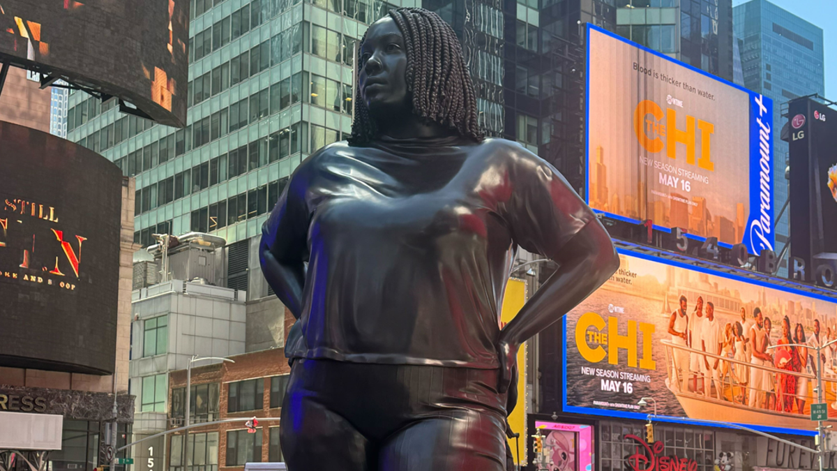 Times Square, heykel, Siyah kadın, Thomas J Price, Sanat, Kültürel çeşitlilik, Anıt, New York, Sergi, Grounded in the Stars, Man Series, Irkçılık, Sanatçı, Heykeltıraş, Kamusal sanat, Kültür, Toplum, Heykel sergisi, Times Square Arts
