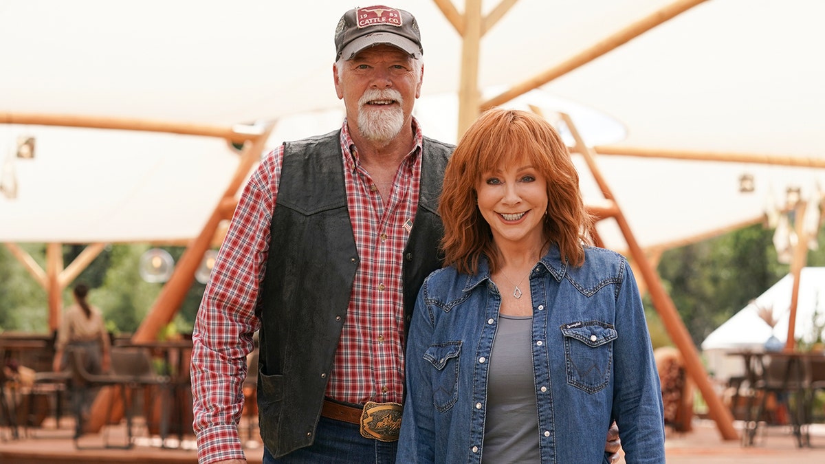 Reba McEntire, Rex Linn, ilişki, Academy of Country Music Awards, ACM Ödülleri, country müzik, cowboy hayat tarzı, Happys Place, evlilik, Young Sheldon, COVID-19, aşk, röportaj, Fox News Digital, Longhorns, entertainment sektörü, aktör, şarkıcı, çift, arkadaşlık, romantizm, Texas, Frisco, Amazon Prime, Blake Shelton, Carly Pearce, Clint Black, Gretchen Wilson, Lee Ann Womack, Lionel Richie, Little Big Town, Martina McBride, Wynonna Judd, sunucu, Reba McEntire diskografisi, ACM Ödülleri kazananı, country kraliçesi, başarı, müzik endüstrisi, eğlence haberleri, 2025 ACM Ödülleri
