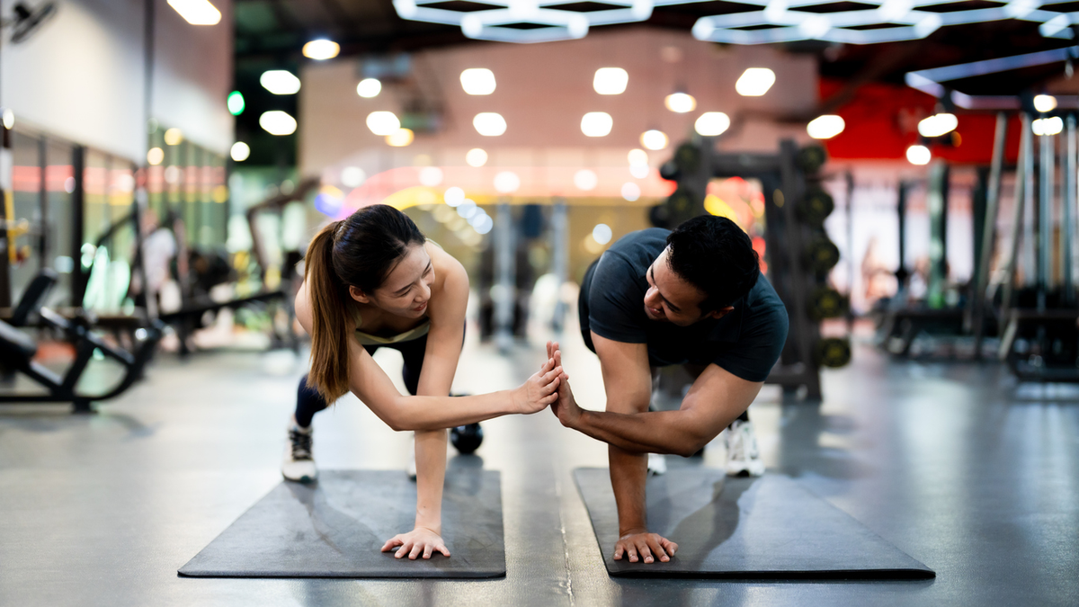 ağırlık antrenmanı, şınav, vücut ağırlığı egzersizi, fitness aletleri, itme çubuğu, şınav bandı, dambıl, halter, çekme, çekme barı, ağırlık sehpası, üst vücut kuvveti, kalp sağlığı, yaşlanma, egzersiz, fitness, sağlık, Walmart, Amazon, indirimler
