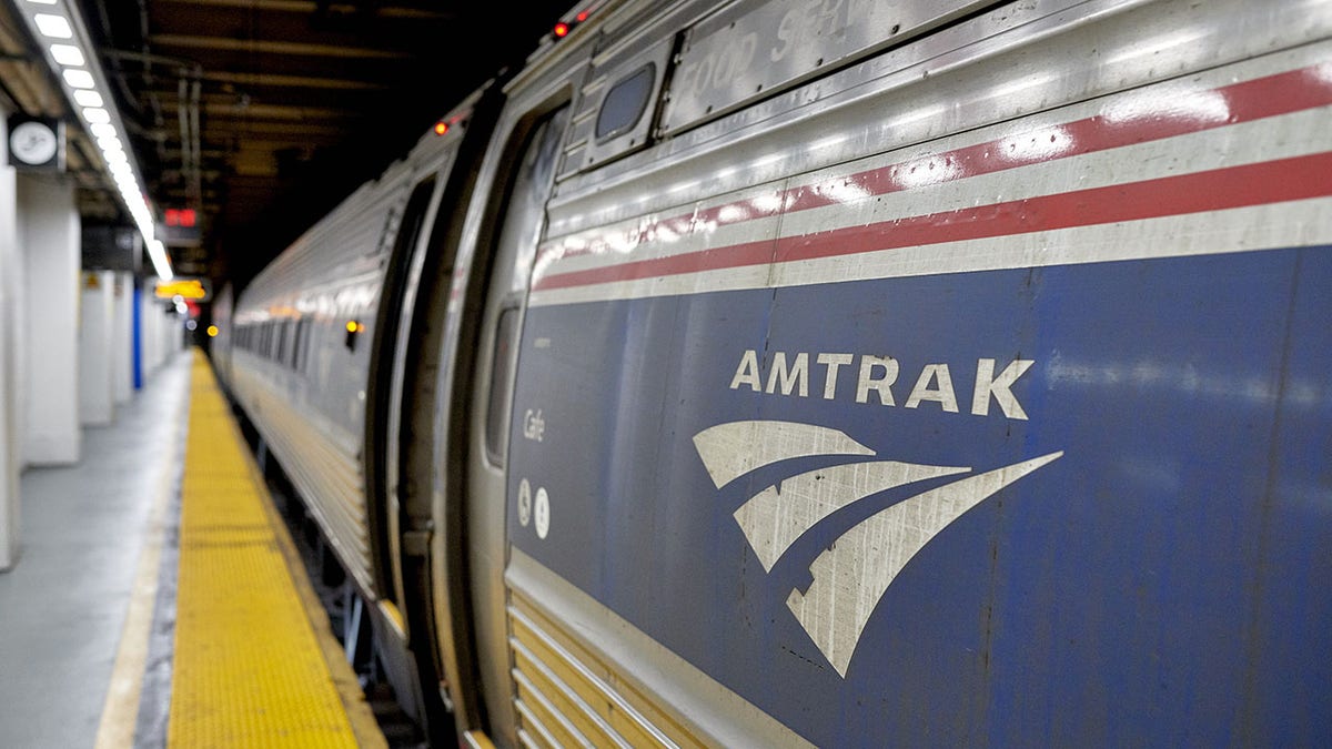 Here are some meta keywords for the article, optimized for search engines and relevant to the content, separated by commas:

Amtrak, Sağlık dolandırıcılığı, Sağlık hırsızlığı, Amtrak dolandırıcılığı, Demiryolu dolandırıcılığı, sağlık sigortası dolandırıcılığı, Sağlık planı dolandırıcılığı, Çalışan dolandırıcılığı, Sağlık hırsızlığı planı, Rüşvet, Sağlık tedarikçileri, Sahte tıbbi talepler, Suç soruşturması, Müfettişlik Ofisi, OIG, Kevin H. Winters, Punson Figueroa, Michael DeNicola, Regina Choi, New York, Pennsylvania, Delaware, New Jersey, Maryland, Connecticut, Washington D.C., Akupunktur, Ayak hastalıkları uzmanı, Tıbbi faturalandırma, Hırsızlık, Zimmete para geçirme, Tutuklama, Hüküm giyme, Tazminat, Denetim, Sahtekarlık önleme, Sigorta sahtekarlığı