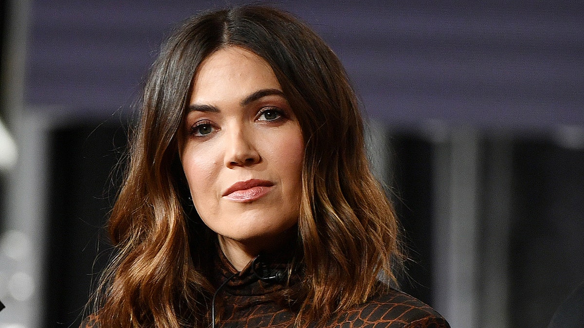 Mandy Moore, Los Angeles County, yangın, yeniden inşa, Altadena, izinler, protokol, kırmızı bant, Gwyneth Paltrow, This Is Us, Taylor Goldsmith, Griffin Goldsmith, Dawes, California, sigorta, ayrıcalık, eğlence haberleri

