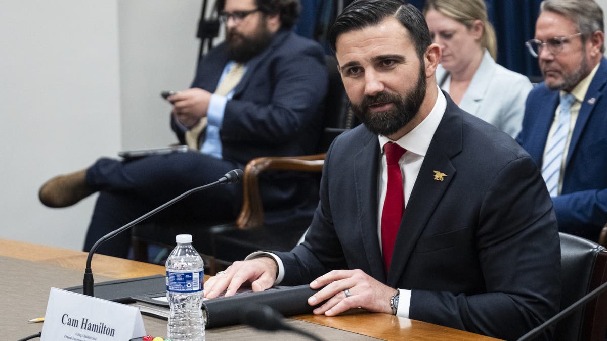 Cameron Hamilton, FEMA, Donald Trump, Federal Acil Durum Yönetim Ajansı, David Richardson, Troy Edgar, Corey Lewandowski, görevden alma, bütçe kesintisi, kasırga, afet yardımı, siyaset, Amerika Birleşik Devletleri, hükümet
