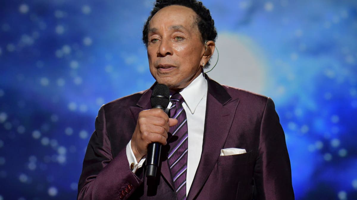 Smokey Robinson, cinsel saldırı, suçlama, dava, Frances Robinson, Christopher Frost, avukat, eski hizmetçiler, 50 milyon dolar, tazminat, Motown, taciz, iş ortamı, zehirli iş ortamı, Jane Doe 1, cinsel taciz, yanlış hapis, ihmal, duygusal sıkıntı, cinsiyet şiddeti, iş kanunu ihlalleri
