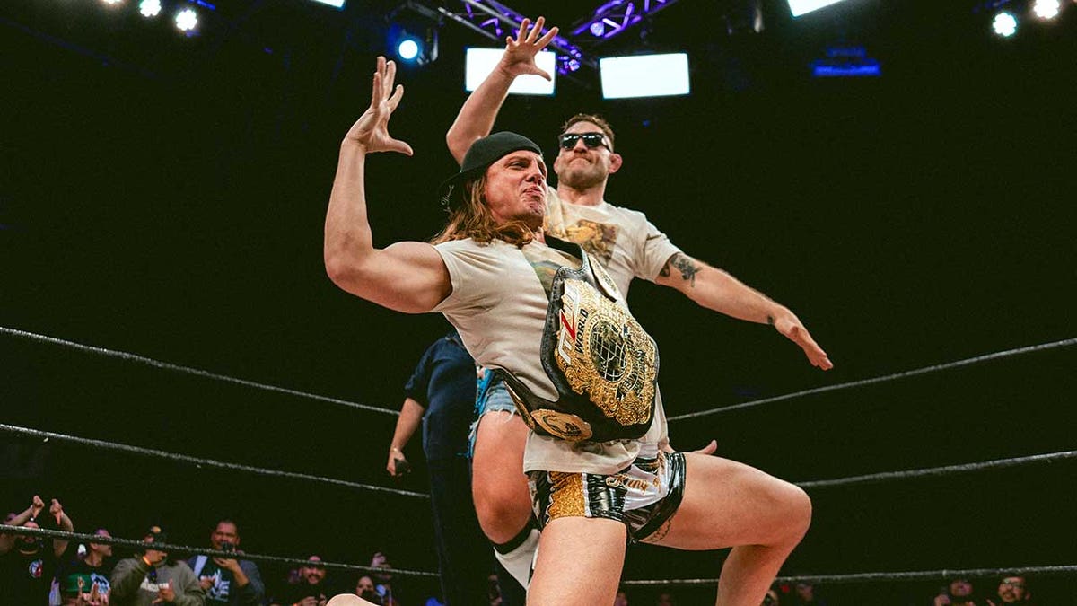 Matt Riddle, Donovan Dijak, MLW Azteca Lucha, MLW Dünya Şampiyonası, profesyonel güreş, güreş, Austin Aries, Cicero Stadyumu, Chicago, Satoshi Kojima, Alex Kane, Battle Riot, Bishop Dyer, Saint Laurent
