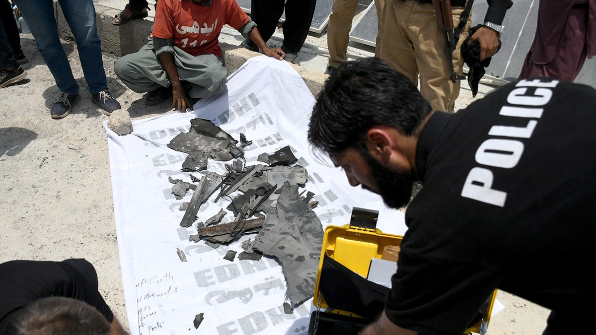 Hindistan, Pakistan, drone saldırıları, İsrail yapımı Harop dronları, sınır çatışması, askeri site hasarı, kayıplar, terör kampları, hava savunma sistemleri, ateşkes ihlali, Cammu ve Keşmir, Donald Trump, Marco Rubio, de-eskalasyon, nükleer silahlar, ABD arabuluculuğu, diplomasi, Tim Kaine.
