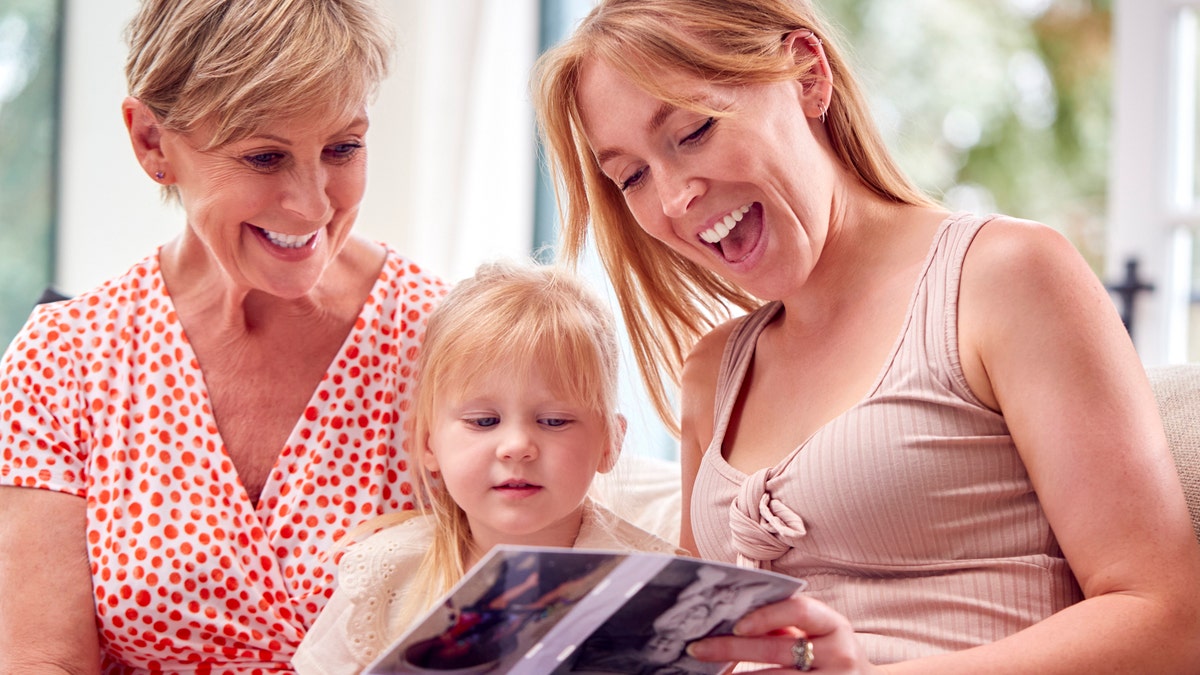 Anneler Günü hediyeleri, kişiselleştirilmiş hediyeler, fotoğraf albümü, Shutterfly, anne, hikaye kitabı, doğum taşı kolyesi, Amazon Prime, dijital fotoğraf çerçevesi, Aura Aspen, Frameo, el izi sanat seti, kısa böreği, şampanyalı brunch gemisi, Virgin Experience Gifts, kişiselleştirilmiş fotoğraf kolajlı kupa, duygusal destek kahve çekirdekleri, oyma kesme tahtası, sıcak hava balonu gezisi, Fathead özel büyük kafa kesimleri, kişiselleştirilmiş takvim, ilham verici anlar takvimi, anlamlı hediyeler, benzersiz anneler günü hediyeleri, anneler günü hediye fikirleri, anneye hediye, büyükanneye hediye, teyzeye hediye
