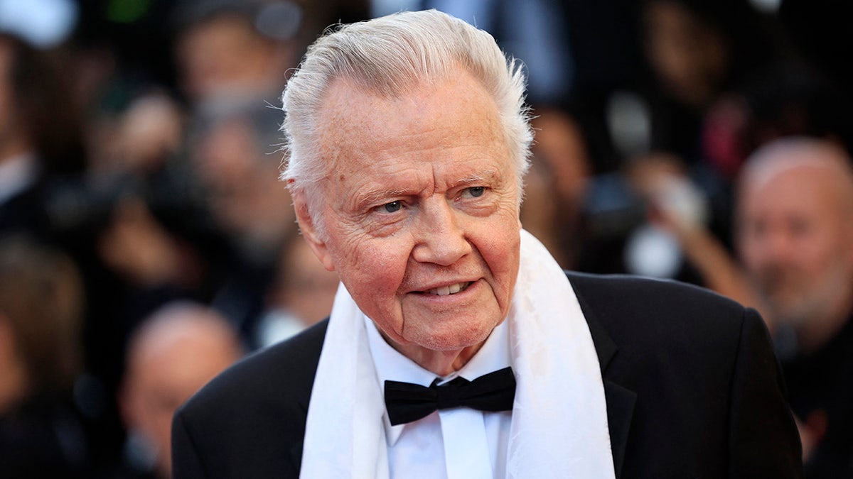 Jon Voight, Donald Trump, Hollywood, film endüstrisi, tarifeler, yapım, işler, ekonomi, Mel Gibson, Sylvester Stallone, elçiler, siyaset, Amerikan sineması, yurt dışı çekimler, vergi teşvikleri
