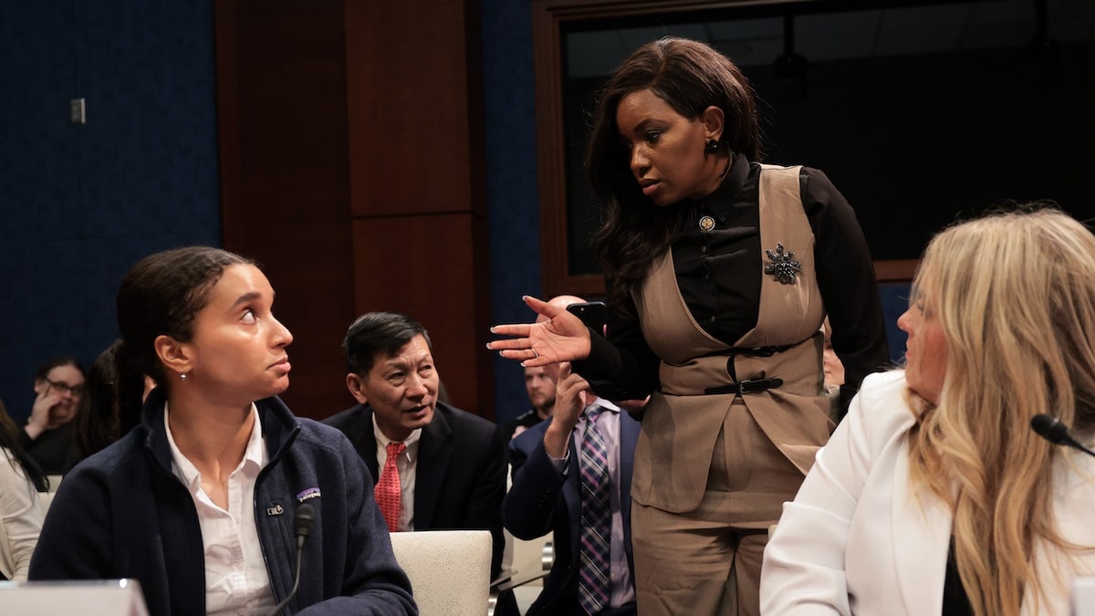 Kadın sporları, trans sporcular, Stephanie Turner, Payton McNabb, Kongre, DOGE, Jasmine Crockett, Donald Trump, Fatima Goss Graves, National Women's Law Center, voleybol, beyin hasarı, Lateefah Simon, ırk ayrımcılığı, USA Fencing, Damien Lehfeldt, Nancy Mace, Title IX, Redmond Sullivan, spor, haberler
