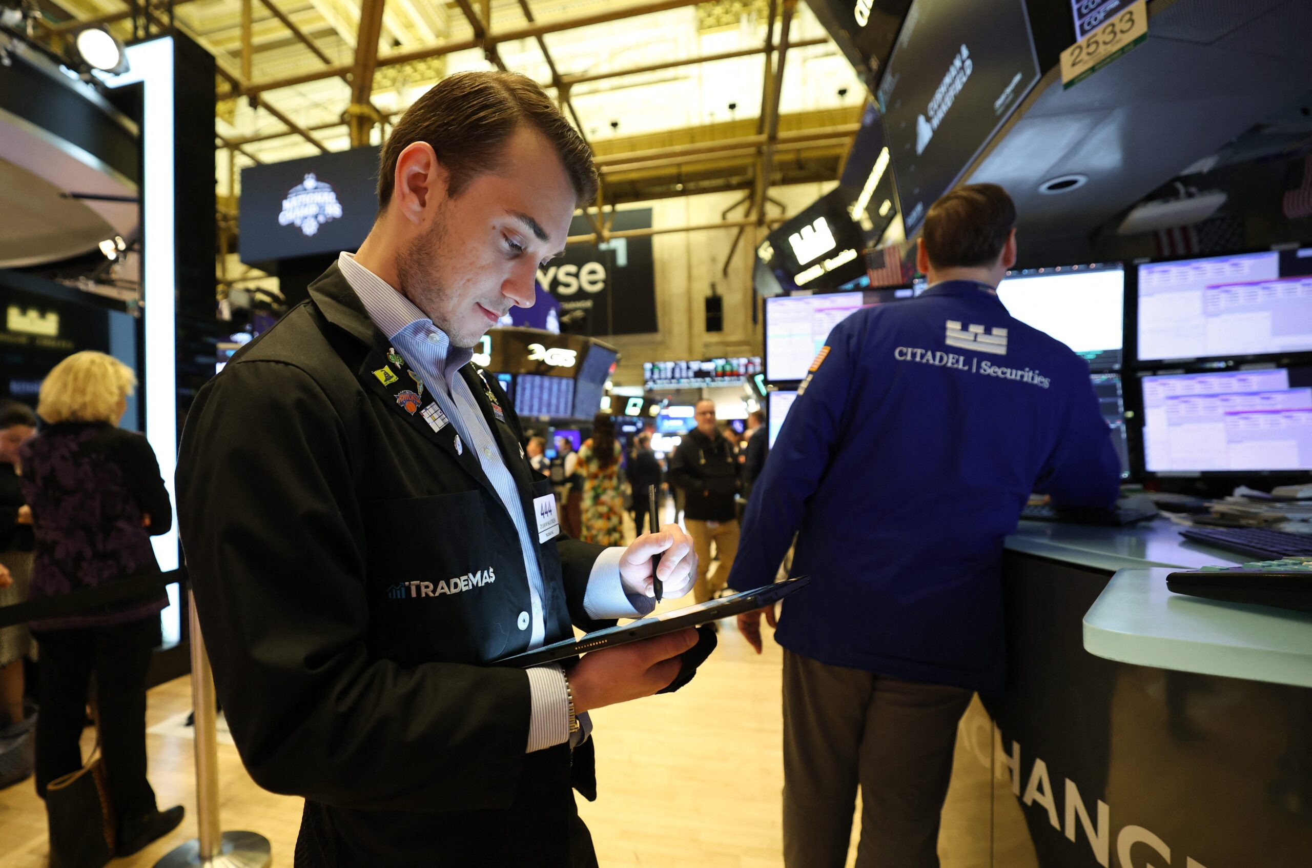 ABD borsası, hisse senedi vadeli işlemleri, ticaret anlaşması, Donald Trump, İngiltere, tarife, müzakereler, Çin, Scott Bessent, Jamieson Greer, İsviçre, Dow, S&P 500, Nasdaq, Medora Lee, finans, borsa, ticaret, ekonomi, yatırım
