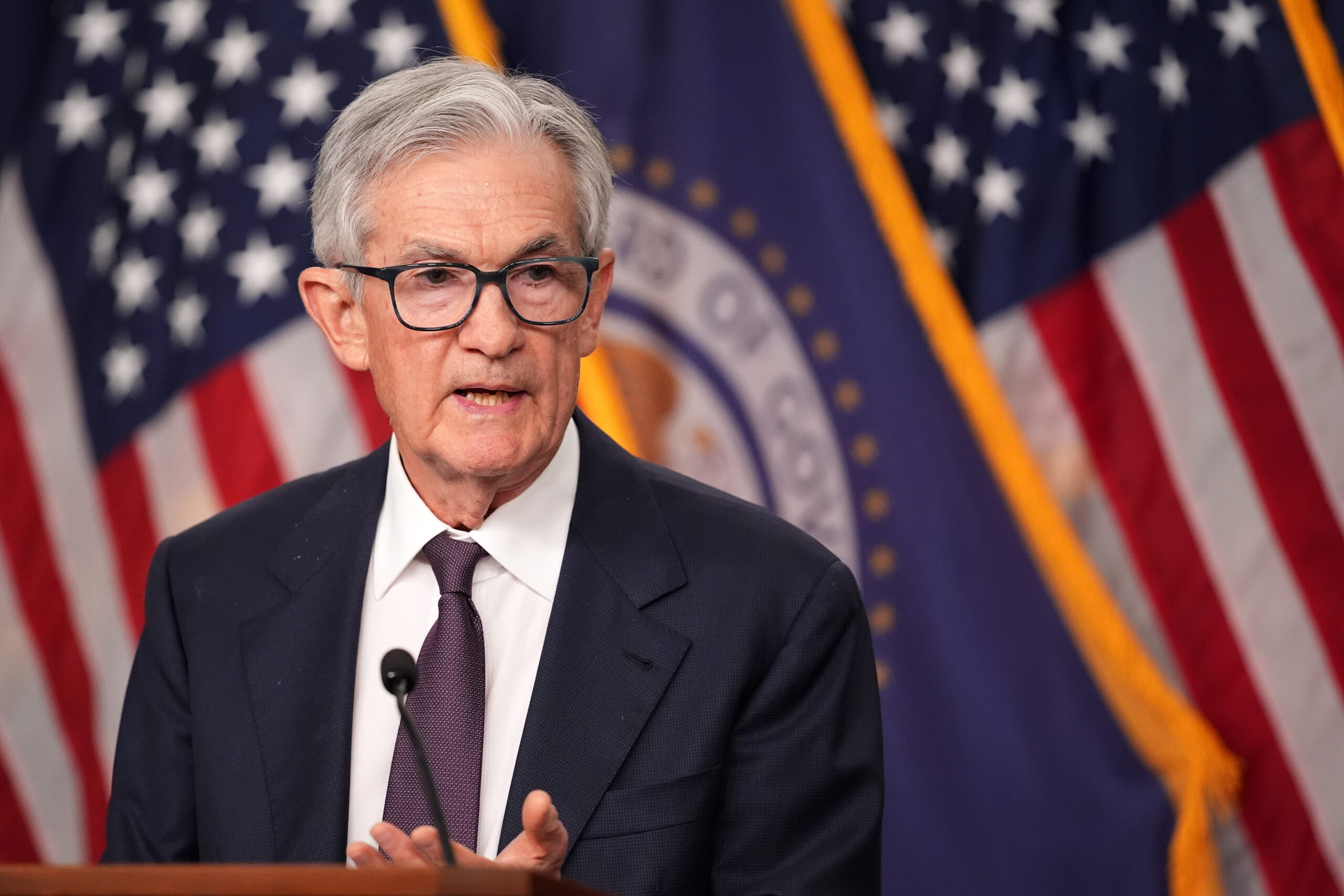 Jerome Powell, Donald Trump, Federal Reserve, faiz oranları, enflasyon, merkez bankası bağımsızlığı, ekonomik politika, Truth Social, resesyon, tarifeler, Joe Biden, Richard Nixon, Paul Volcker, Ronald Reagan, Bill Clinton, Ben Bernanke, Venezuela, Türkiye, Hugo Chávez, Nicolás Maduro, Recep Tayyip Erdoğan
