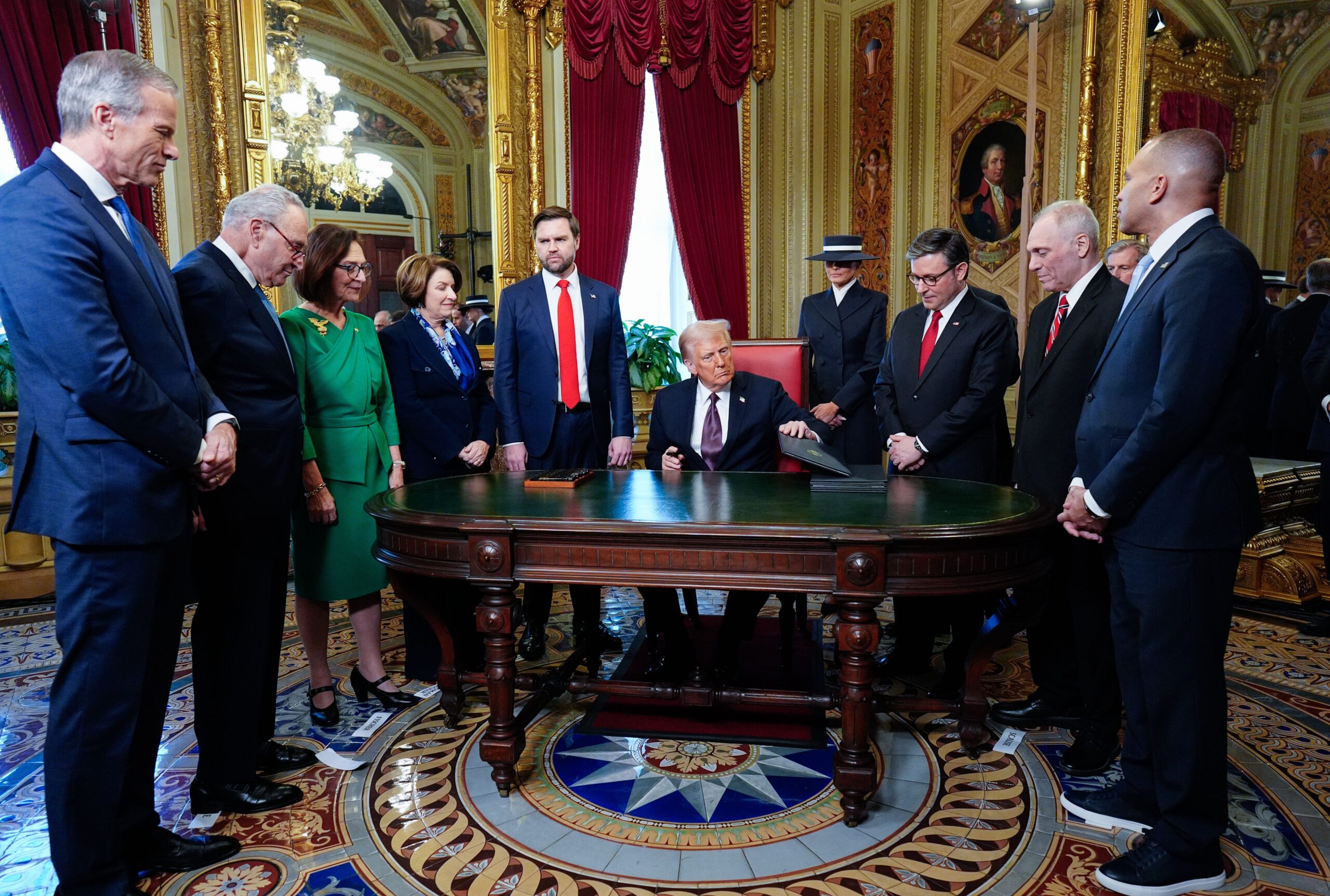 Donald Trump, vergiler, zengin vergisi, Cumhuriyetçiler, vergi indirimi, bütçe, John Thune, Mike Johnson, Jason Smith, ABD Kongresi, Ross Perot, George H.W. Bush, seçimler, uzlaşma, siyaset
