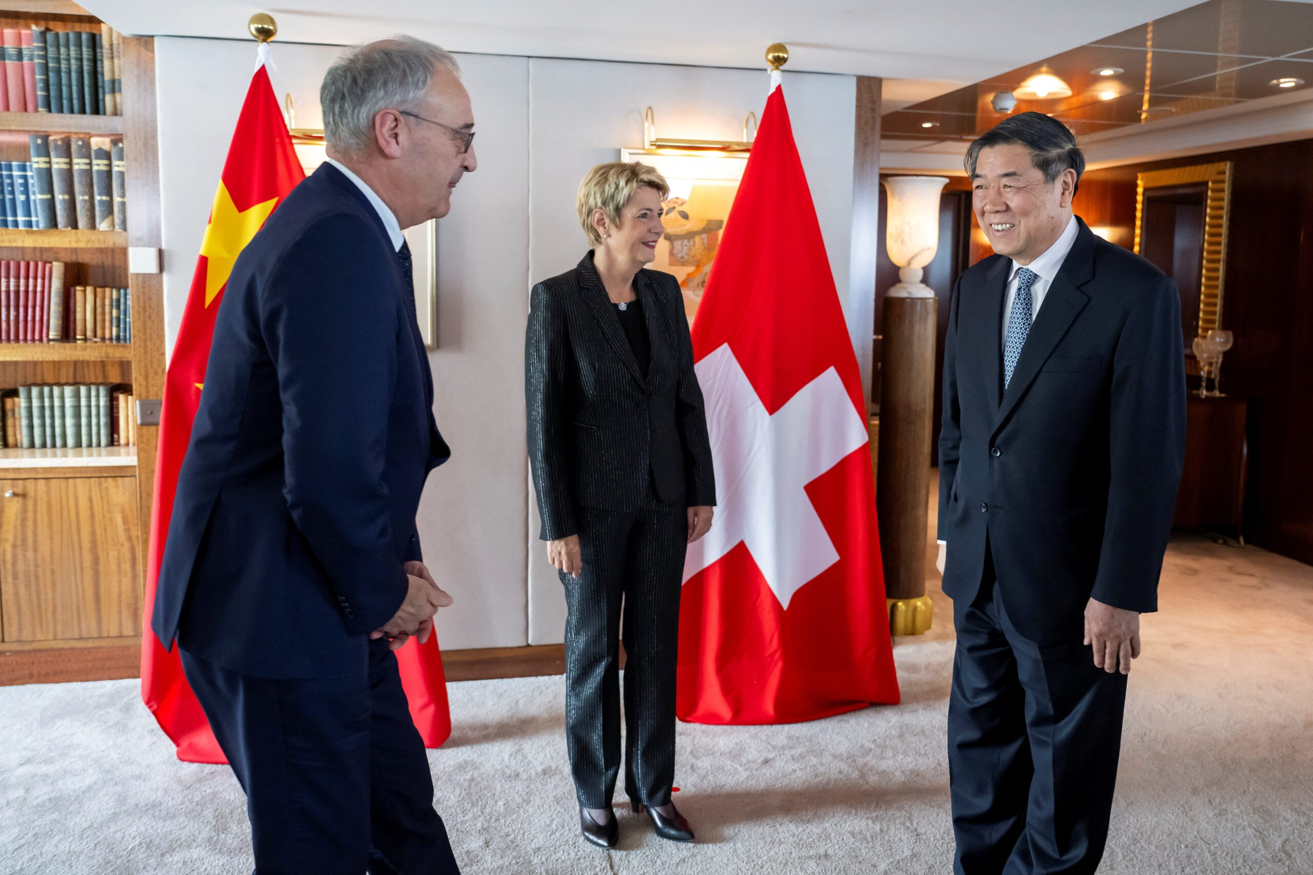 Trump, tariffs, China, ticaret görüşmeleri, Scott Bessent, He Lifeng, ticaret anlaşması, Birleşik Krallık, uluslararası ticaret, ticaret politikası, ekonomik düzen, müzakere, gümrük vergisi, ABD, Çin, Amerika Birleşik Devletleri, ticaret engelleri
