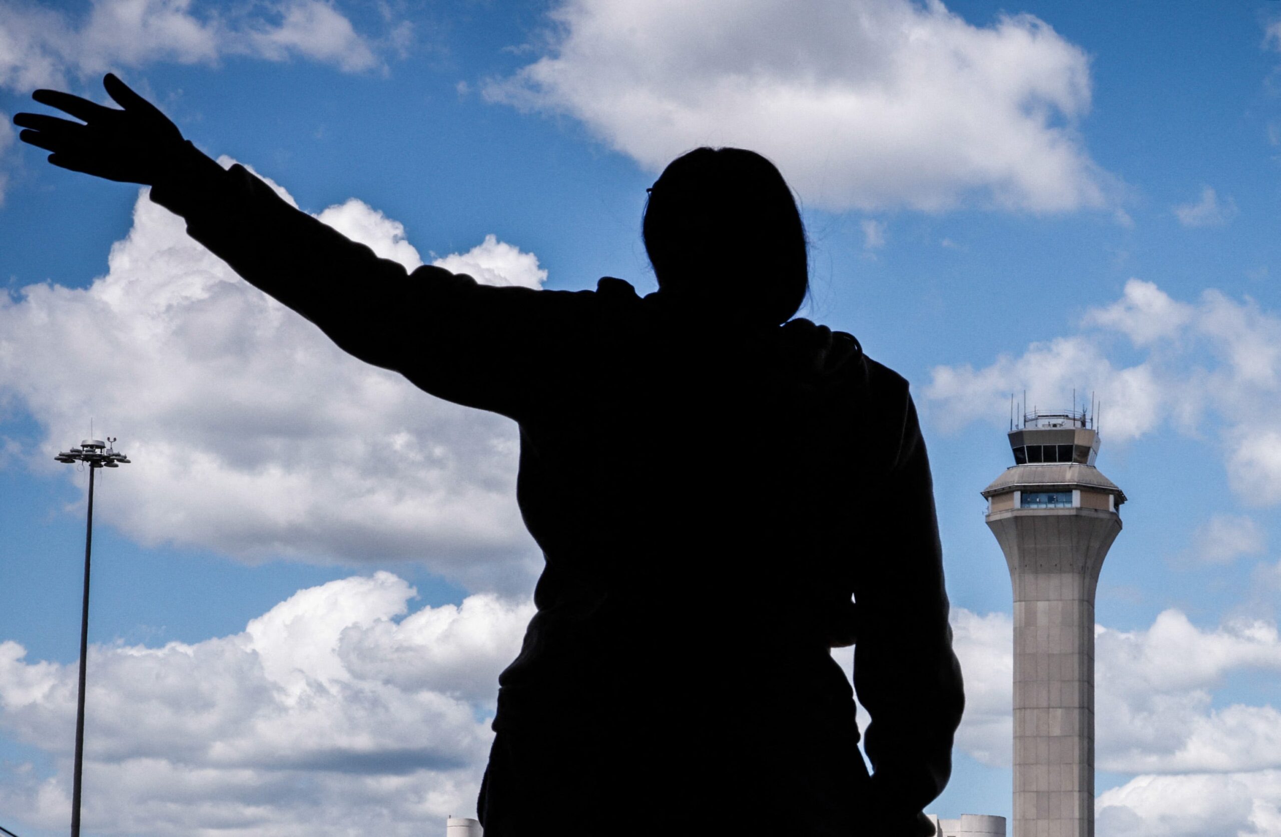Newark Havaalanı, hava trafik kontrolü, radar arızası, uçuş iptalleri, uçuş gecikmeleri, Philadelphia TRACON, telekomünikasyon kesintisi, FAA, Sean Duffy, Phil Murphy, altyapı yatırımı, hava trafik kontrol sistemi modernizasyonu, NATCA, personel eksikliği, stres, Federal Çalışanlar Tazminat Yasası, VASAviation
