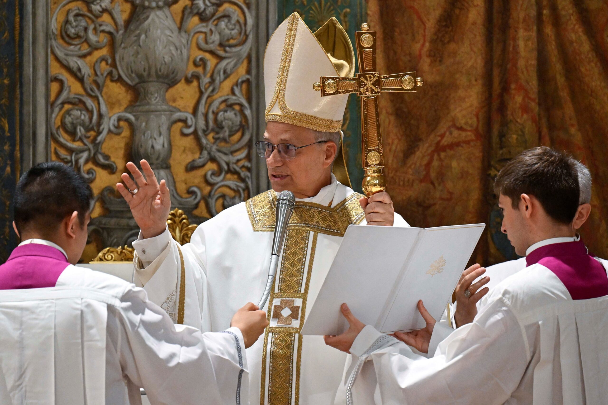 Papa León XIV, ilk papalık ayini, Amerikan papa, Katolik Kilisesi, Vatikan, Aziz Petrus Bazilikası, Papa'nın mesajı, birlik, alçakgönüllülük, ruhsal yenilenme, Papa'nın konuşması, İtalyanca, İngilizce, Hristiyanlık, İsa Mesih, Petrus, Evanjelizm, Kilise, inanç, Papa Francis, Dünya, Cesarea de Filipo, Gaudium et Spes, Lumen Gentium
