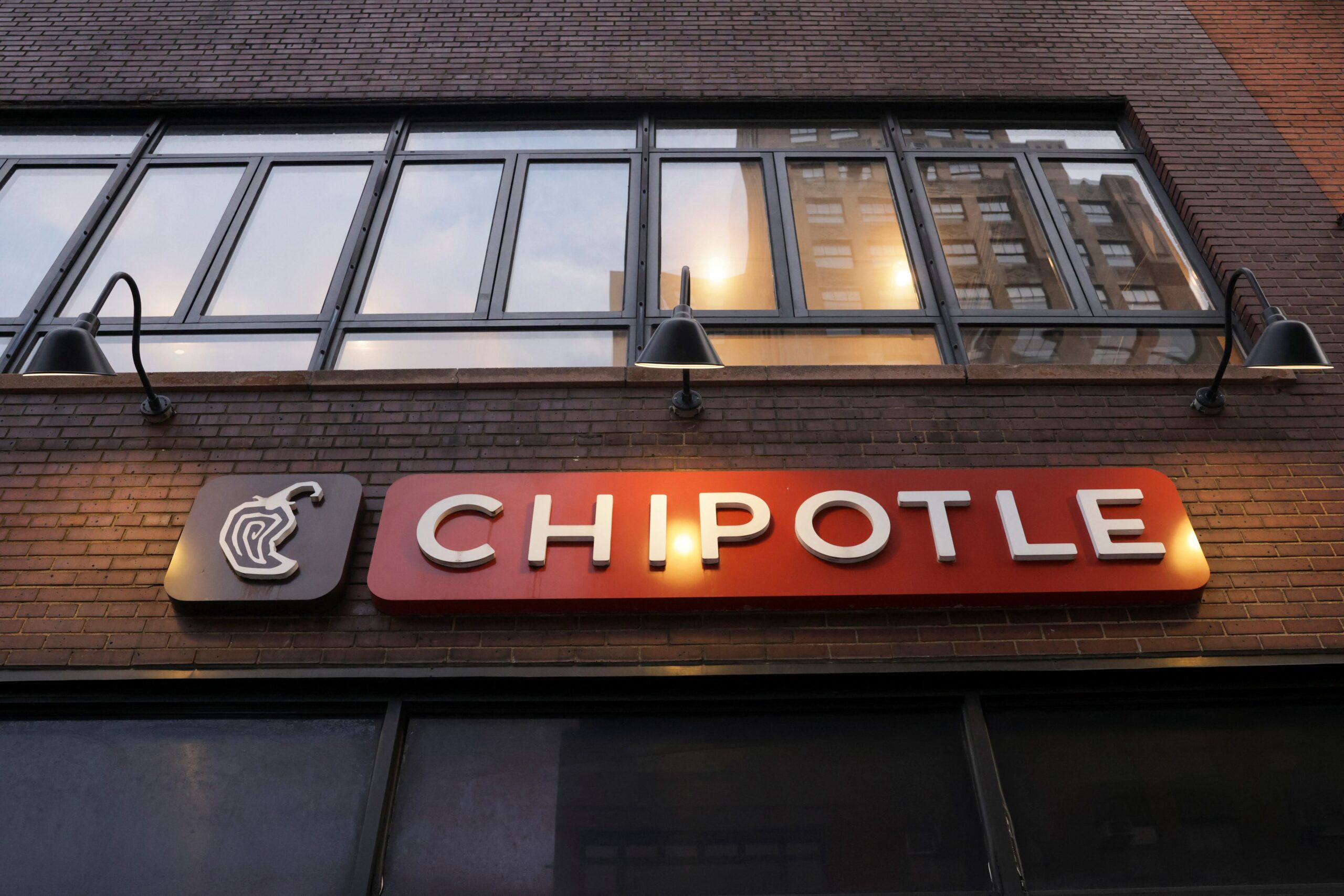 Chipotle, Chipotle Meksika Izgarası, restoran açılışları, yeni restoranlar, genişleme, Chipotlelane, drive-thru, dijital sipariş, Kanada, uluslararası genişleme, 2024 geliri, mali rapor, Scott Boatwright, restoran konumu, Teksas, New York, Ohio, Florida, Güney Carolina, Connecticut, Virginia, Rhode Island, New Hampshire, Kuzey Carolina, Louisiana, California, Delaware, Indiana, Tennessee, Illinois, Georgia, Maryland, New Jersey, Batı Virginia, Iowa, Arizona, Oklahoma, Pensilvanya, Washington, Utah, Alberta, Ontario, Fernando Cervantes Jr.
