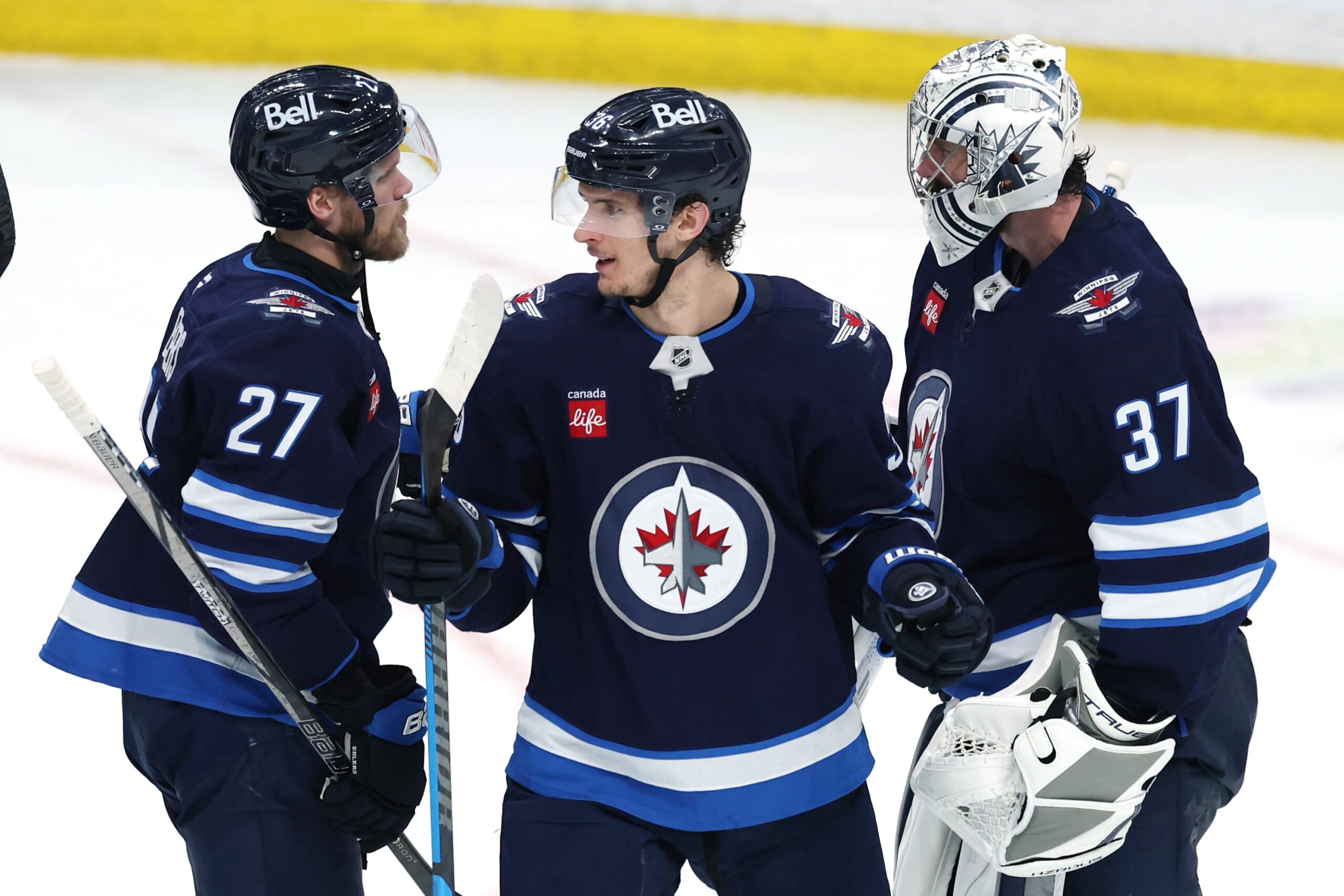 Winnipeg Jets, Dallas Stars, Connor Hellebuyck, Nikolaj Ehlers, Gabriel Vilardi, Adam Lowry, Jake Oettinger, NHL Playoffs, Stanley Kupası, Western Konferansı, hokey, buz hokeyi, maç özeti, skor, kurtarış, gol, Presidents Trophy, Vezina Trophy, Hart Trophy, playofflar
