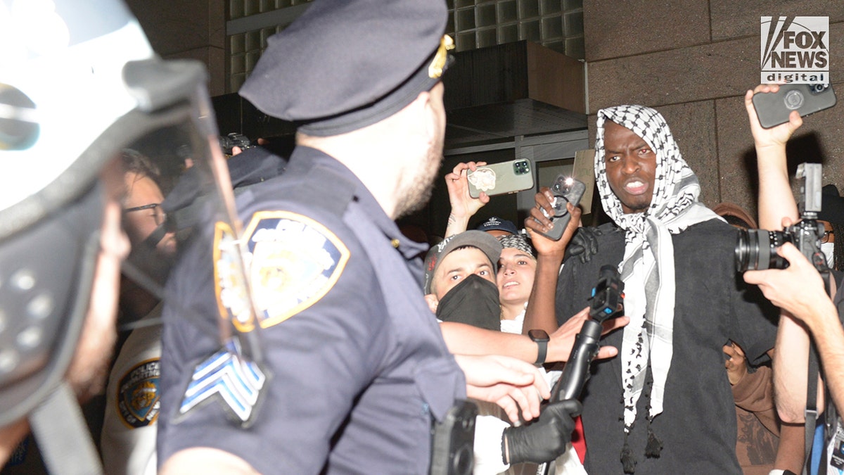 Columbia Üniversitesi, İsrail karşıtı protesto, kütüphane baskını, tutuklamalar, Amerikan Üniversite Profesörleri Birliği, AAUP, Claire Shipman, Trump yönetimi, akademik özgürlük, öğrenci protestoları, şiddet, polis müdahalesi, üniversite yönetimi, öğrenci hakları, senato reformu, federal fon kesintileri, antisemitizm, arabuluculuk, de-eskalasyon, karar alma süreçleri, öğrenci cezaları, uzaklaştırmalar, ihraçlar, kampüs huzursuzlukları
