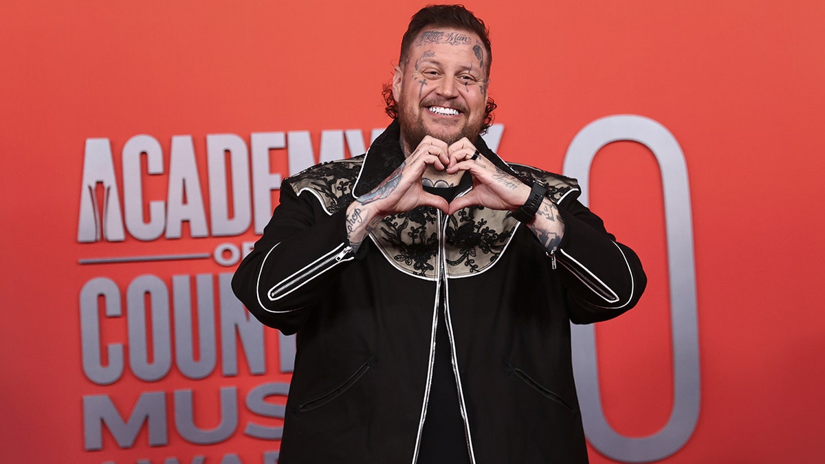 Jelly Roll, kilo kaybı, yemek bağımlılığı, ACM Ödülleri, country müzik, sağlık, fitness, Bunnie Xo, röportaj, Jason Aldean, 2025 ACM Ödülleri, kırmızı halı, ödül töreni
