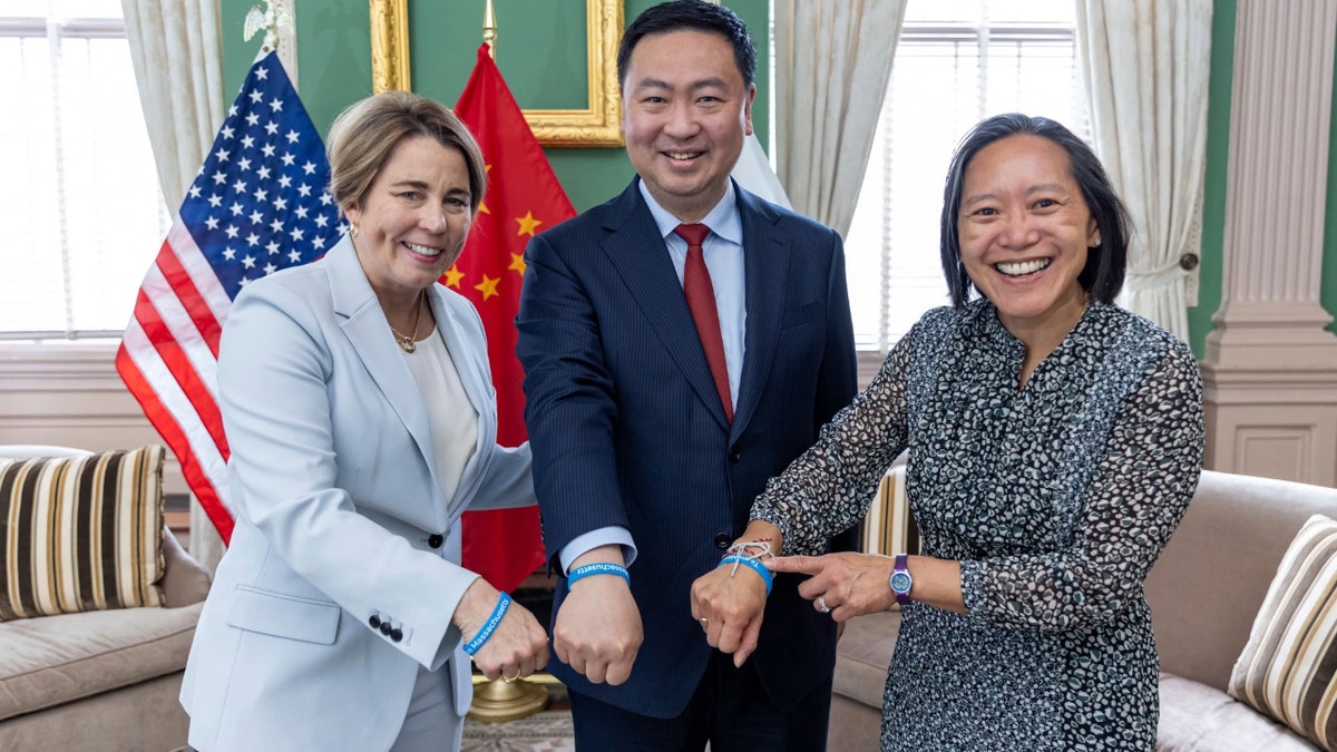 Massachusetts, Maura Healey, Çin, Çin Komünist Partisi, diplomat, Chen Li, ABD-Çin ilişkileri, ticaret, Uygur, soykırım, Huang Ping, Kathy Hochul, Linda Sun, casusluk, dış politika, siyaset, Fox News
