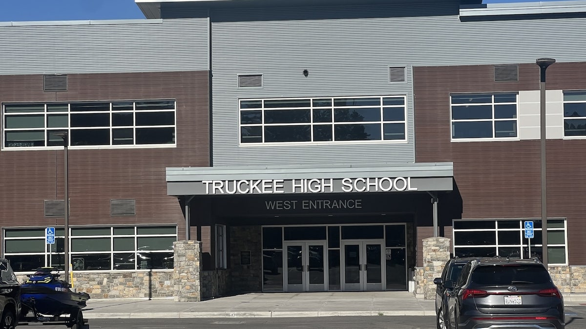 Ok, işte bu makale için en iyi meta anahtar kelimeler:

Truckee Unified Okul Bölgesi, Nevada Interscholastic Activities Association, California Interscholastic Federation, trans atletler, kadın sporları, spor politikası, ayrımcılık, Cinsiyet, California, Nevada, okul sporları, Donner Geçidi, seyahat, güvenlik, cinsiyet kimliği, atletizm, cinsiyet, sporcu sağlığı, Linda McMahon, Gavin Newsom.
