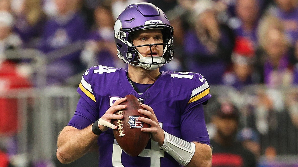 Sam Darnold, Seattle Seahawks, NFL, serbest oyuncu, Geno Smith, Las Vegas Raiders, Mike Macdonald, Klint Kubiak, SkillsUSA, Lowe's, beceri ticareti, inşaat işçileri, Amerikan futbolu, transfer, sözleşme, spor
