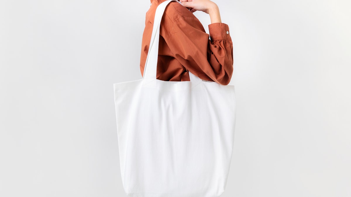 kadın tote çanta, ilkbahar moda, çanta trendleri, alışveriş rehberi, uygun fiyatlı çantalar, tasarımcı çantalar, leopard desen çanta, kanvas çanta, vegan deri çanta, su geçirmez çanta, omuz çantası, büyük çanta, minimal çanta, Michael Kors çanta, Coach çanta, Vera Bradley çanta, Tory Burch çanta, Amazon alışveriş, Walmart alışveriş
