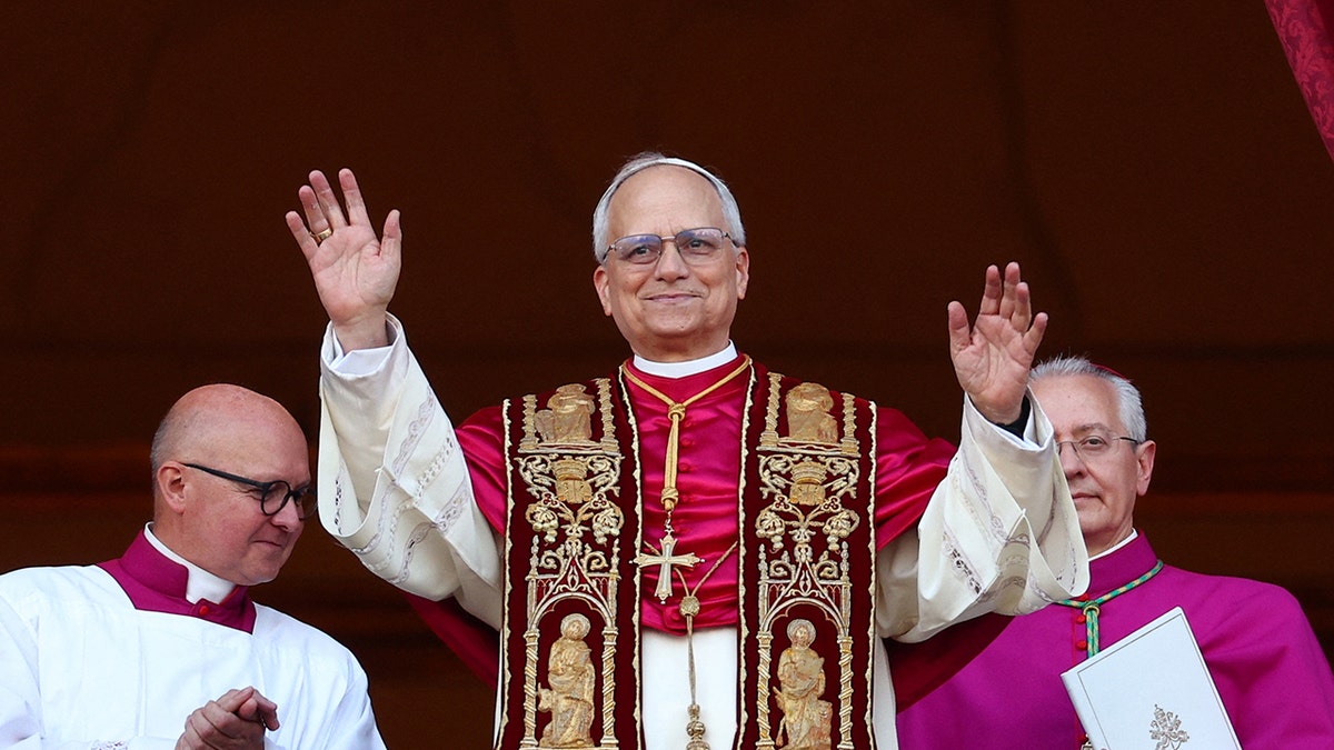 Papa Leo XIV, ABD'li Papa, Kardinal Dolan, Kardinal DiNardo, ABD Katolik Piskoposlar Konferansı, Pontifikal Kuzey Amerika Koleji, Vatikan, Papa seçimi, konklav, Kardinal Prevost, dini liderler, Katolik Kilisesi, Donald Trump, dünya vatandaşı, köprü kurucu, misyonerlik, Aziz Paul, Papa Francis, Papa Benedict, Papa Leo the Great, Papa Leo XIII, Augustinus, kanon hukuku, Chicago, Amerika Birleşik Devletleri, dini tören, maneviyat, inanç kaybı, Fox News, Kardinal Tobin, Kardinal Cupich, Kardinal Gregory, Kardinal McElroy, Kardinal Pierre
