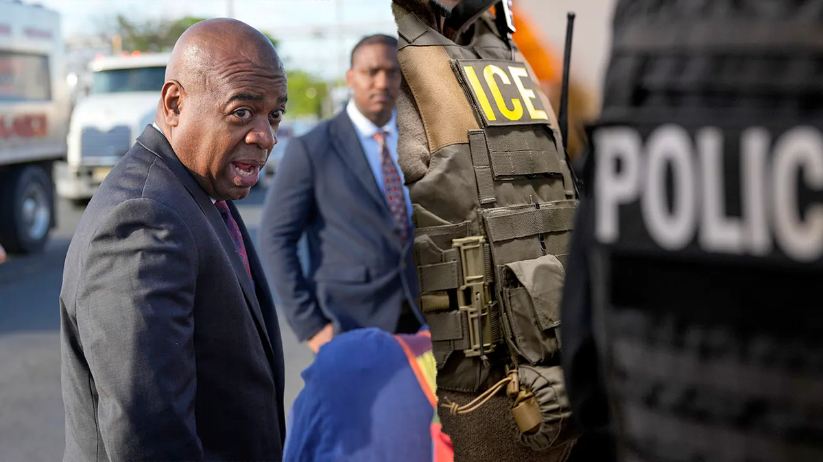 Ras Baraka, Newark Mayor, New Jersey Governor, ICE detention center, arrest, trespassing, Alina Habba, Homeland Security, Delaney Hall, Democratic candidate, equity, P. Diddy, Sean Combs, Louis Farrakhan, antisemitism, Rob Menendez Jr., Bonnie Watson Coleman, LaMonica McIver, GEO Group, Jon Bramnick, Mikie Sherrill, Steven Fulop, Jack Ciattarelli, illegal immigrants, protests, crime, Newark, New Jersey, politika, seçimler, göçmenlik