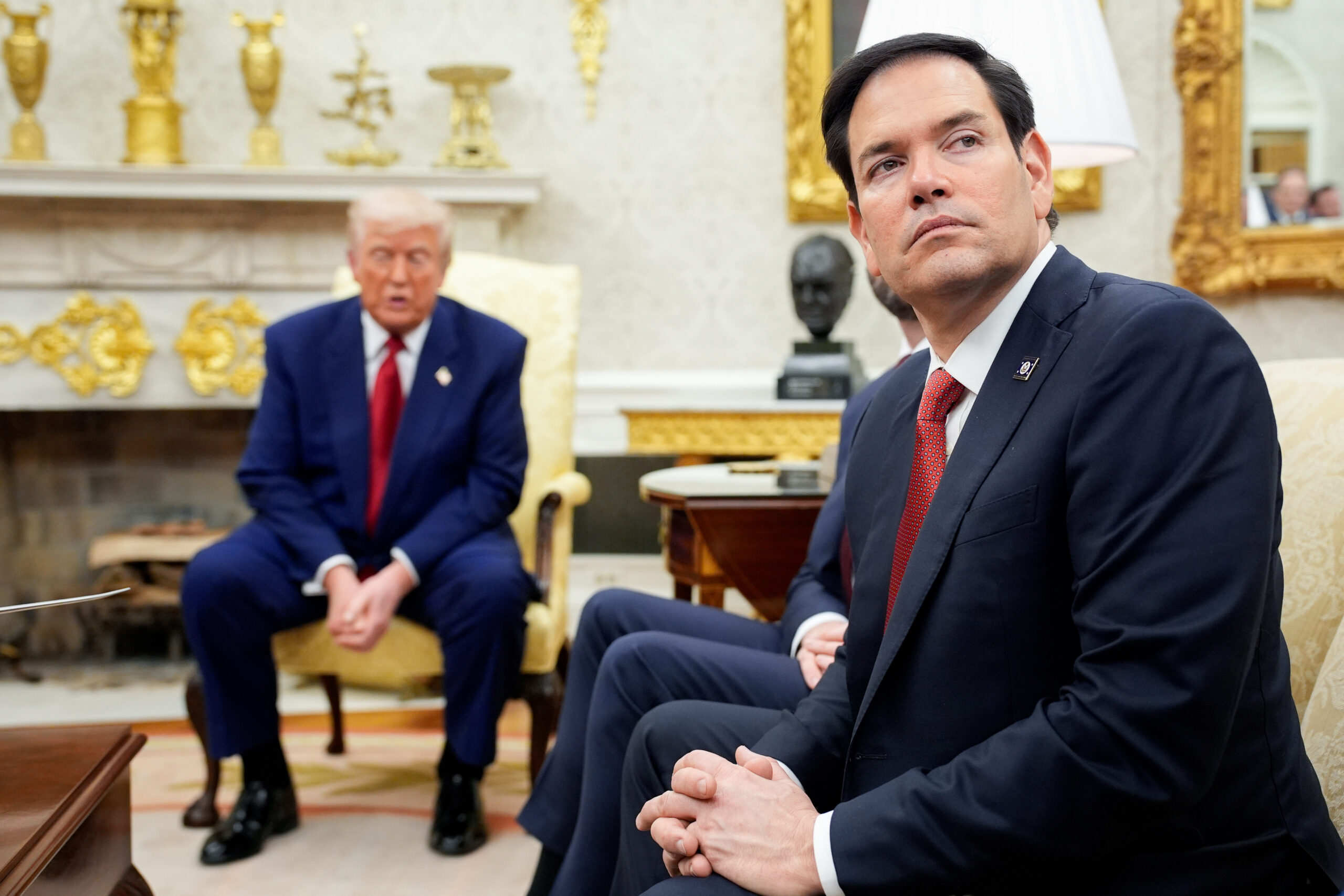 Marco Rubio, Donald Trump, Nahal Toosi, Today, Explained, Sean Rameswaram, Secretary of State, National Security Advisor, USAID, National Archives, Trump administration, foreign policy, immigration, MAGA, Ukraine, Iran, Steve Witkoff, politika, dış politika, ABD, Amerika, Trump yönetimi, Marco Rubio'nun rolü, göçmenlik, Ukrayna, İran, güvenlik danışmanı, dışişleri bakanı

