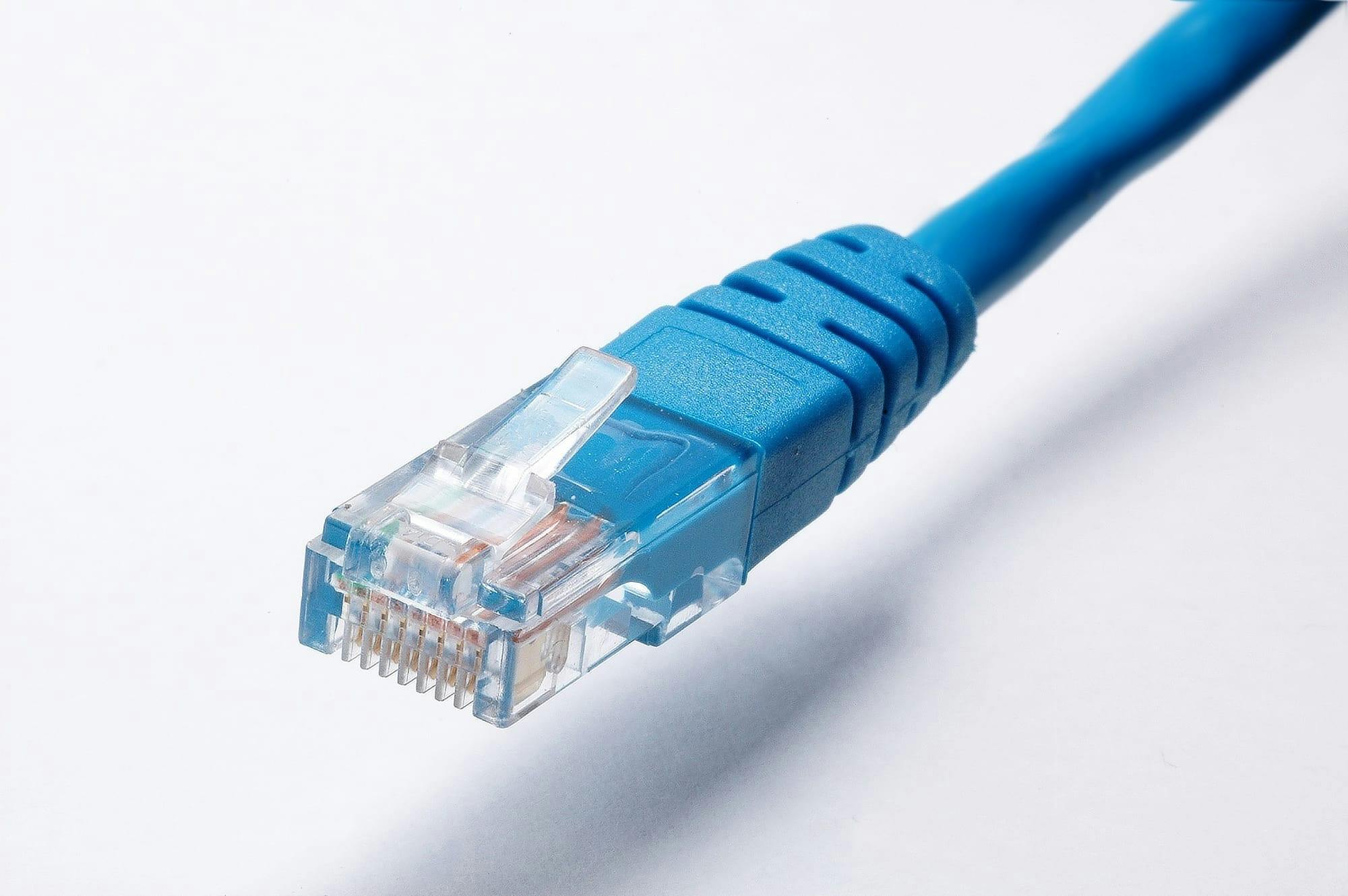 Ethernet kablosu, CAT 5, CAT 6, CAT 7, CAT 8, kablo karşılaştırması, ağ kablosu, internet hızı, kablo türleri, oyuncu kablosu, veri aktarımı, gecikmesiz oyun, kablo uzunluğu, kablo standardı, RJ45, GG45, TERA, elektromanyetik girişim, veri merkezi, finans kuruluşları, ağ performansı, Asus XG-C100C, PC oyun donanımı
