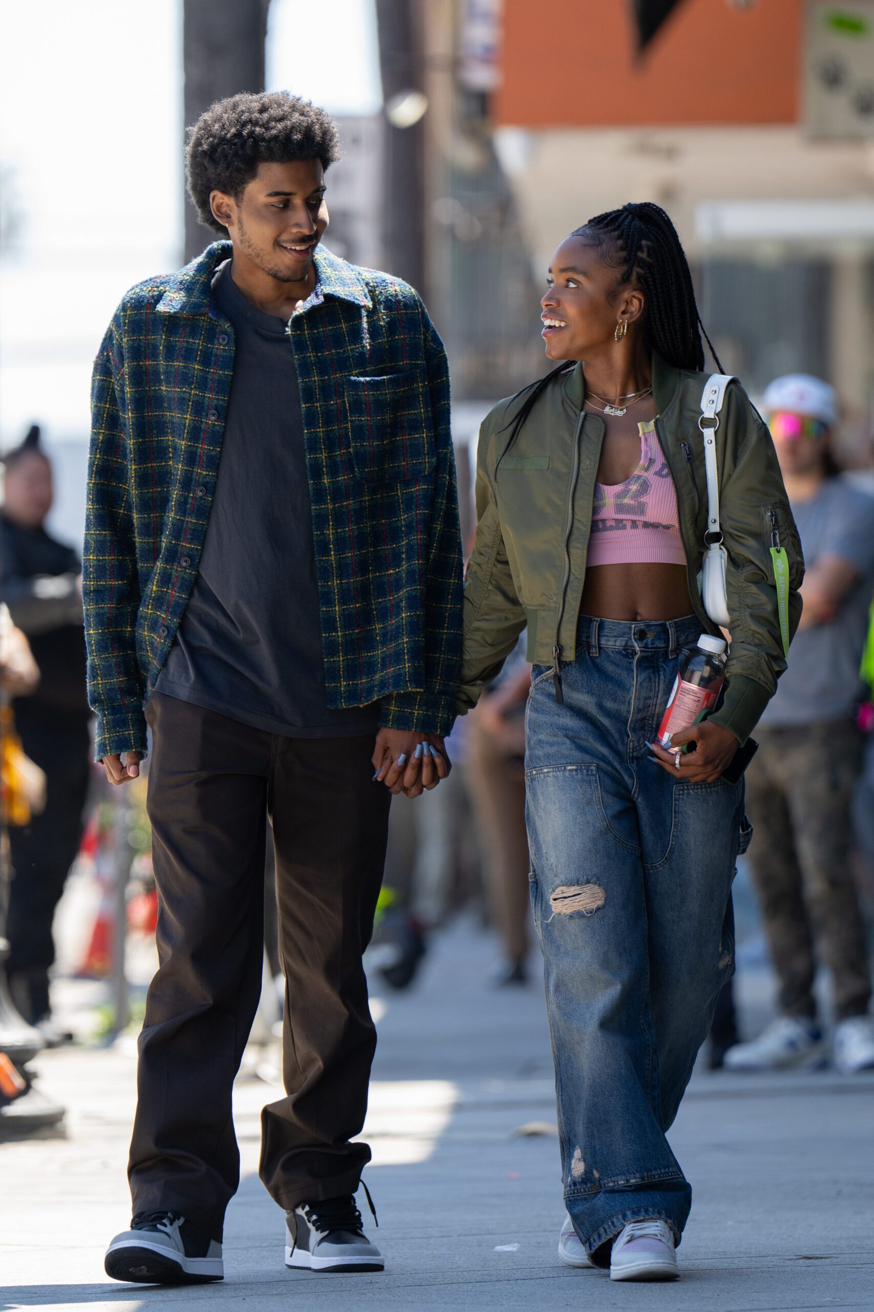 Judy Blume, Forever, Netflix, dizi uyarlaması, genç yetişkin, ilk aşk, cinsellik, rıza, ruh sağlığı, depresyon, Mara Brock Akil, Lovie Simone, Michael Cooper Jr., kimlik, beklentiler, ırk, sınıf, Los Angeles, siyah karakterler, beyaz okullar, ergenlik, aile, arkadaşlar, toplum, sınıf farklılıkları, cinsellik deneyimleri, zihinsel sağlık, terapi, mesajlaşma, sosyal medya, intikam pornosu, sextortion, doğum kontrolü, planlı ebeveynlik, cinsel eğitim, ayrılık, gelecek planları, üniversite, müzik, Howard Üniversitesi, gap year, dizi incelemesi.
