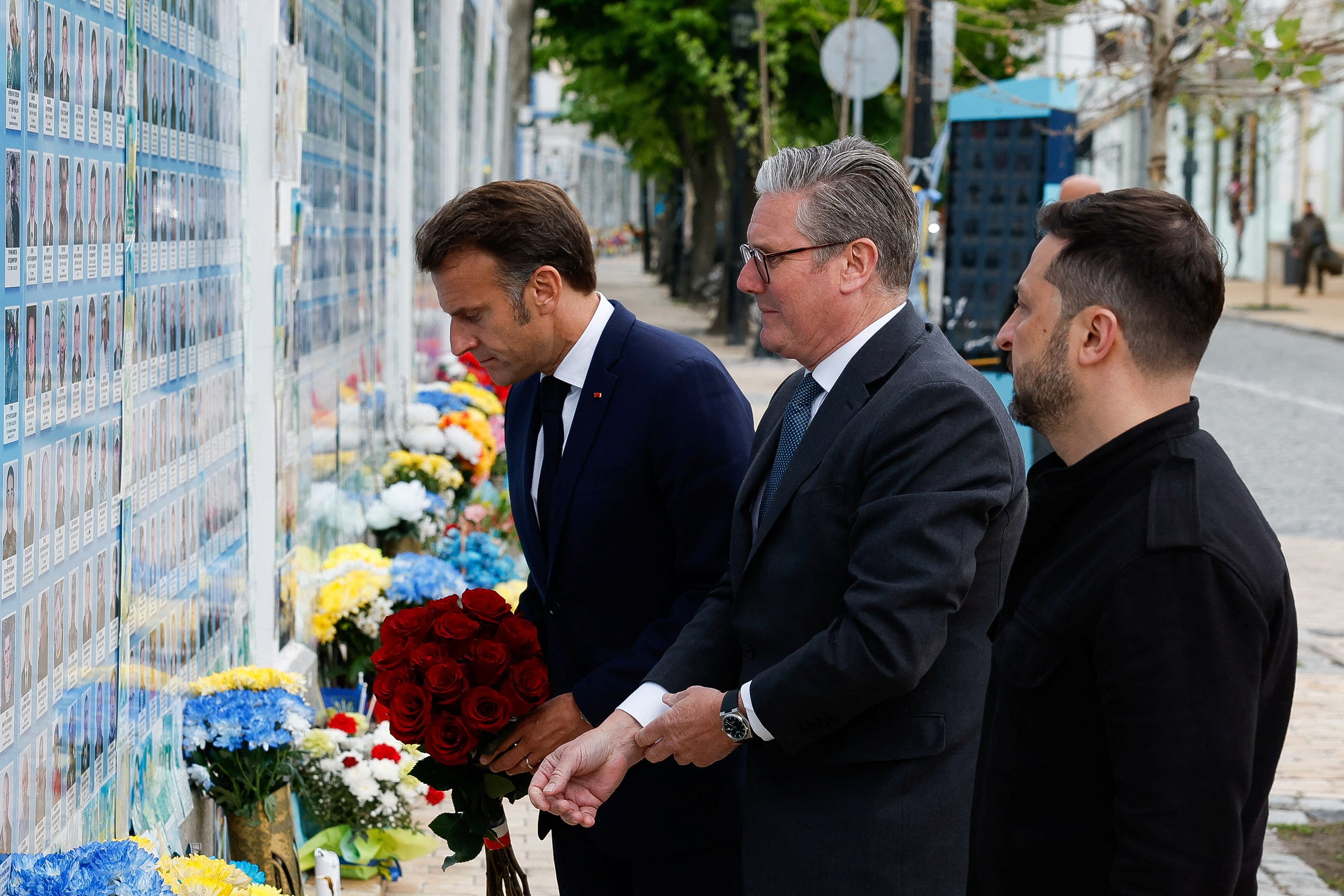 Ukrayna, ateşkes, Donald Trump, Vladimir Putin, yaptırımlar, Avrupa liderleri, Volodymyr Zelenskyy, Keir Starmer, Emmanuel Macron, Friedrich Merz, Andrii Sybiha, Rusya, savaş, barış görüşmeleri, Ukrayna savaşı, jeopolitik, uluslararası ilişkiler, Coalition of the Willing, Kyiv, Polonya, İngiltere, Fransa, Almanya, Bağımsızlık Meydanı, Sovyetler Birliği, Nazi Almanyası, 2. Dünya Savaşı, drone savaşı, ateşkes anlaşması
