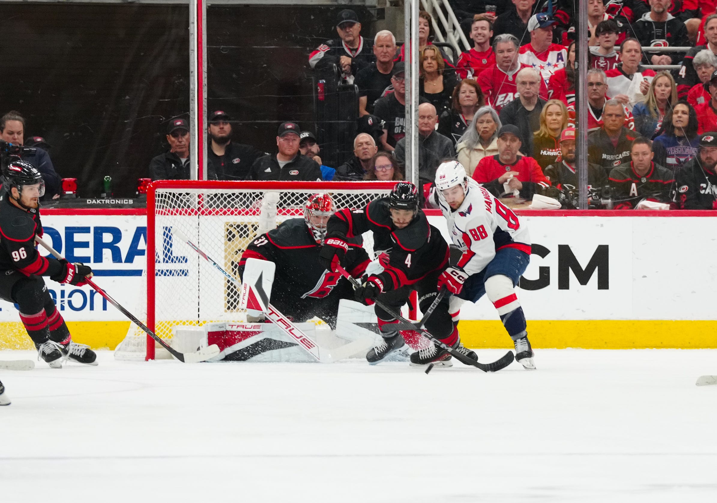 Meta anahtar kelimeler oluşturmak için makalenin ana temalarını ve anahtar bilgilerini belirlememiz gerekir. İşte bu makale için en uygun meta anahtar kelimeler:

Carolina Hurricanes, Washington Capitals, playoff, Frederik Andersen, buz hokeyi, NHL, Doğu Konferansı yarı finalleri, seri, maç 3, skor, özet, Andrei Svechnikov, Jack Roslovic, Eric Robinson, Jackson Blake, Logan Thompson, Alex Ovechkin, kale, kurtarış, gol, şut, shutout, Raleigh, Kuzey Carolina, 2020 playoff, Toronto Maple Leafs, Columbus Blue Jackets.
