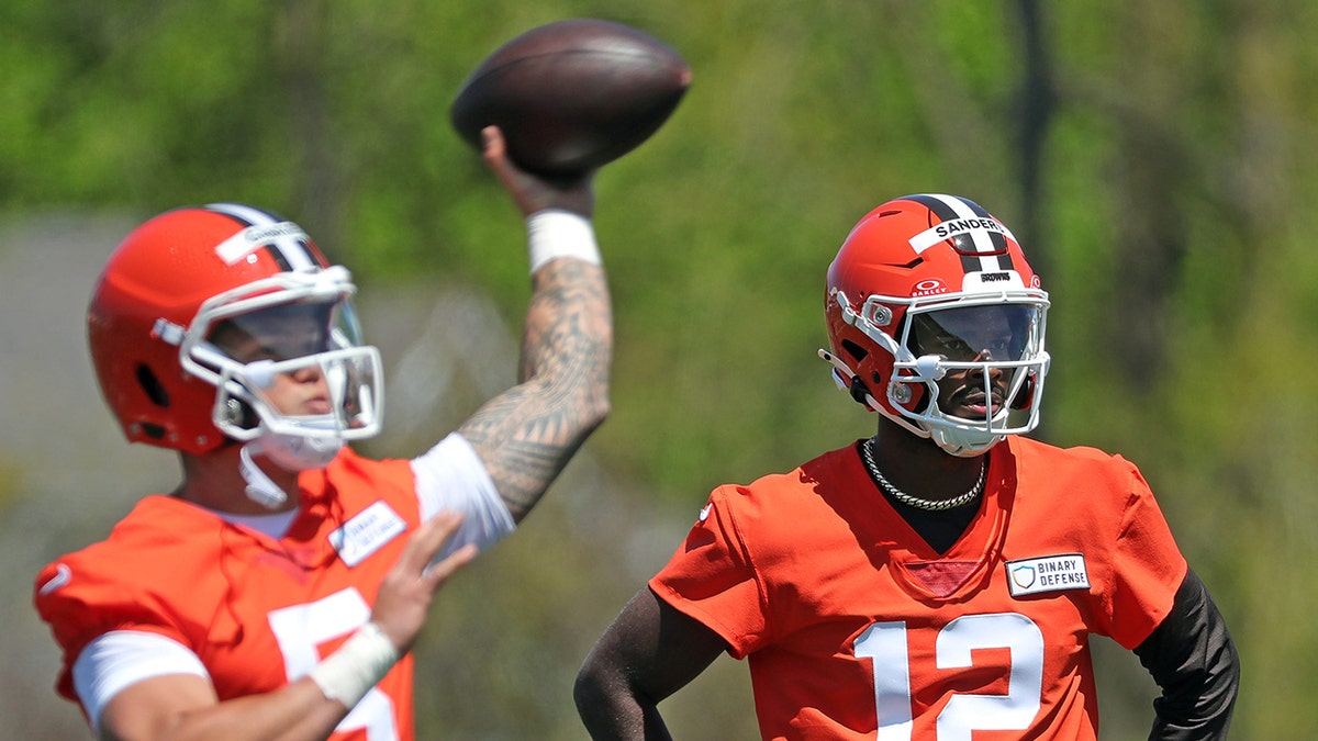 Cleveland Browns, Dillon Gabriel, Shedeur Sanders, Çaylak mini kampı, Kevin Stefanski, Quarterback, Deshaun Watson, Kenny Pickett, Joe Flacco, NFL Draft, Achilles tendonu, Sakatlık, Hafta 1, Meta anahtar kelimeler, Fox News Sports, Futbol, Spor
