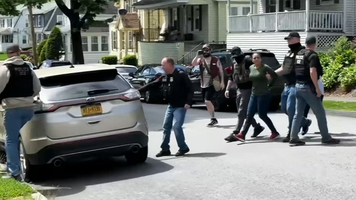 ABD Göçmenlik ve Gümrük Muhafaza (ICE) tutuklaması, Worcester, Massachusetts, protesto, izinsiz toplantı, polis müdahalesi, Joseph Petty, anne, çocuk tehlikeye atma, Ashley Spring, tutuklama, suçlama, düzensizlik, memura saldırı, sıvı, soruşturma, göçmenlik, sınır devriyesi.

