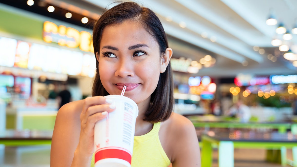 McDonalds, gizli menü, pamuk şekerli Sprite, içecek tarifi, Fransız vanilyalı şurup, Mouth Attack, viral trend, fast food, içecek yorumları, McDonalds hack'i, gizli içecek, DIY içecek, Land Air & Sea, sandviç trendi
