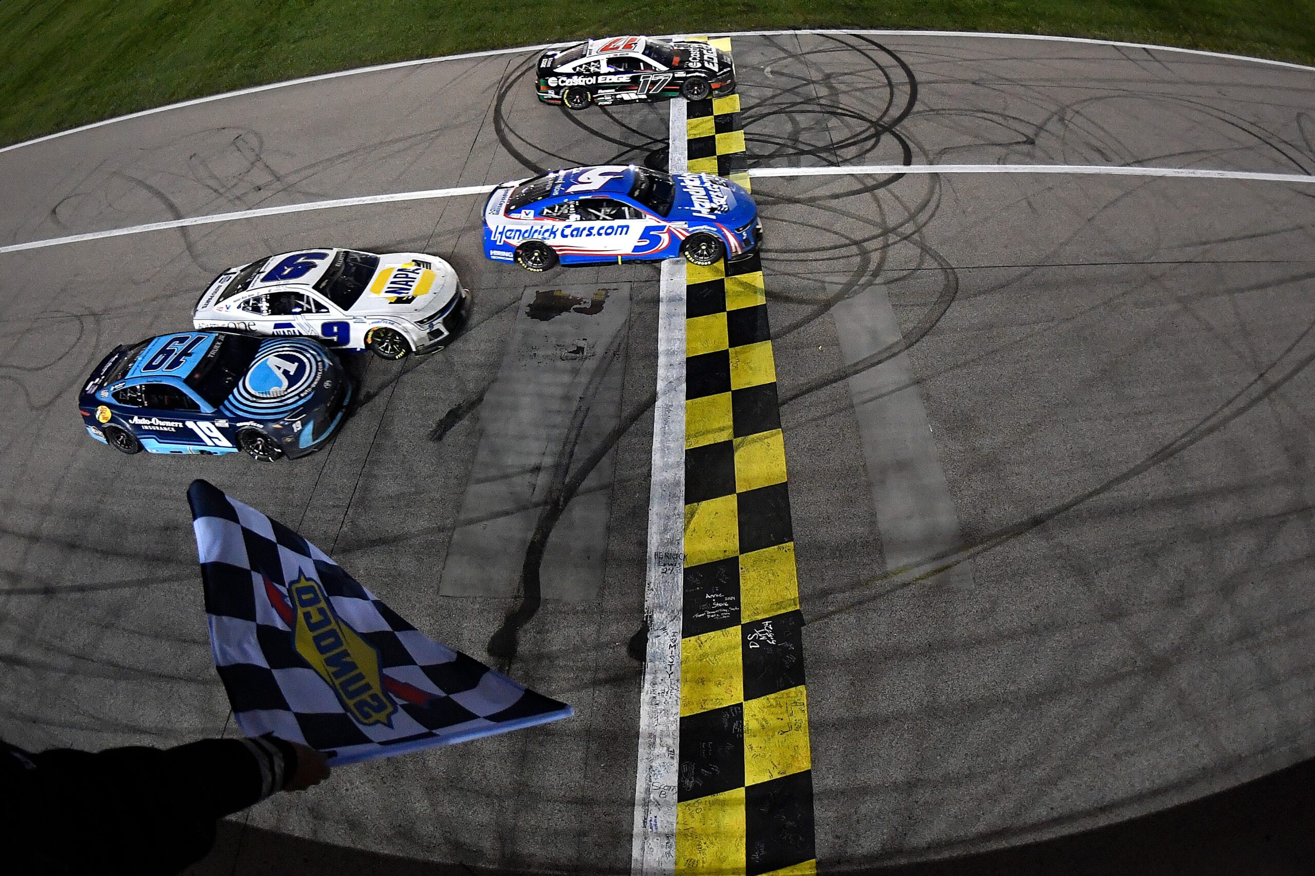 NASCAR, Kansas Speedway, AdventHealth 400, Kyle Larson, Chris Buescher, Denny Hamlin, Bubba Wallace, Yarış, Yarış izle, Canlı yayın, Sonuçlar, Puan durumu, Şampiyona, Sürücüler, Takımlar, Haberler, Analiz, Tahminler, Biletler, Kansas City, Motor sporları, Anne günü yarışı, NASCAR Cup Serisi, En yakın bitiş, Ross Chastain, William Byron
