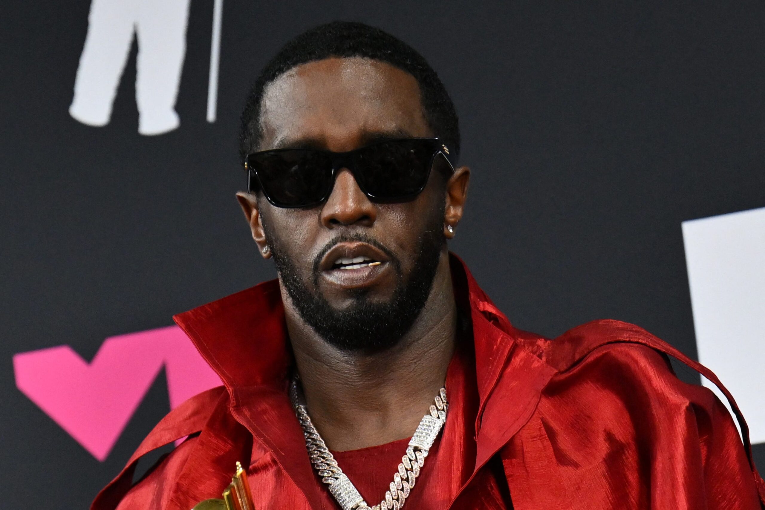 Sean Diddy Combs, Diddy, cinsel suçlar, seks kaçakçılığı, dava, taciz iddiaları, Cassie, Kat Pasion, Bad Boy Records, müzik endüstrisi, Beyaz Partiler, Tony Buzbee, kurbanlar, mağdurlar, iddialar, suçlamalar, soruşturma, mahkeme, federal dava, ceza davası, hukuk davaları, Howard Üniversitesi, şiddet, istismar, uyuşturucu, alkol, içki, MTV, Making the Band, müzik videoları, deneme çekimleri, gizli çekim, video kaydı, kanıt, delil, özür videosu, suçsuzluk, suçlu, savunma, haber, USA TODAY, KiMi Robinson, Edward Segarra, Brendan Morrow, Anna Kaufman, Jay Stahl, Pamela Avila, Naledi Ushe, Anika Reed
