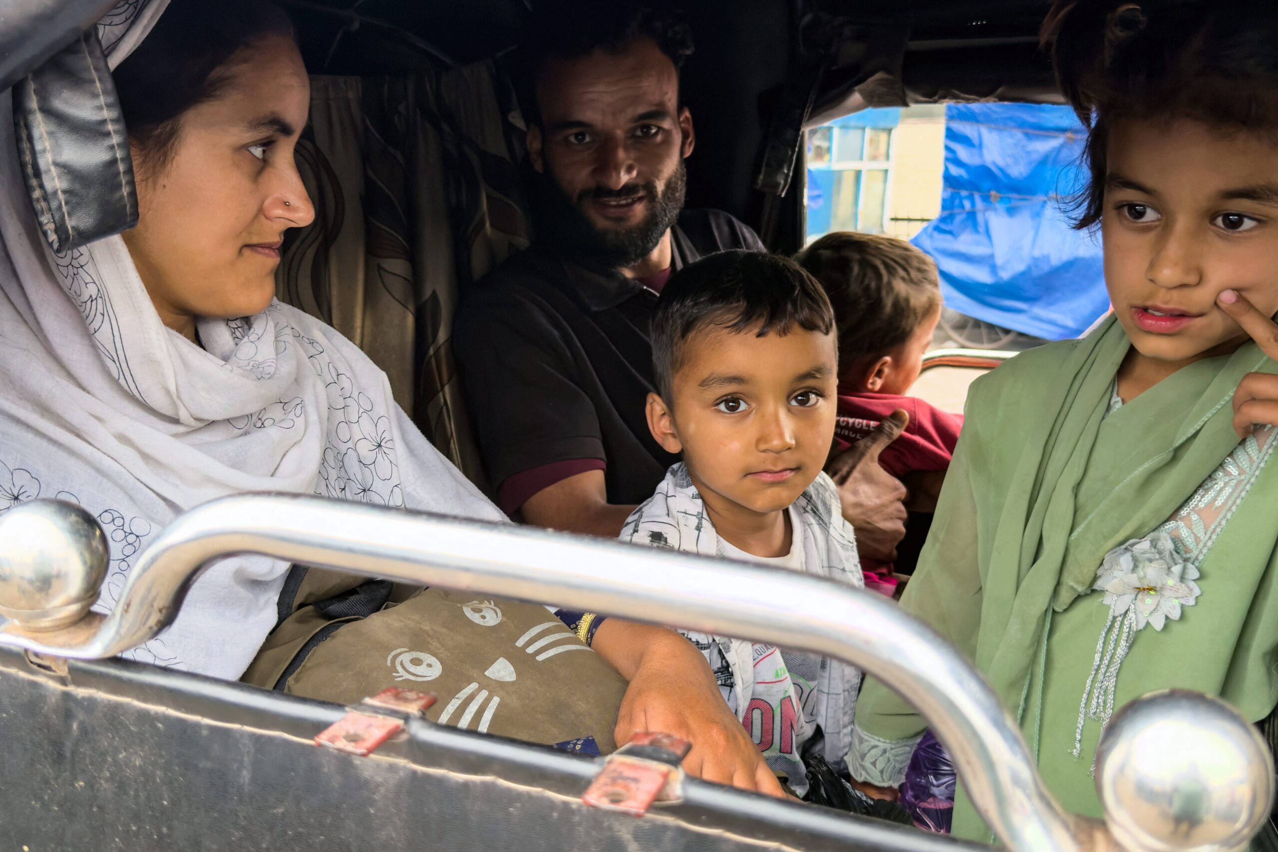 Keşmir çatışması, Hindistan Pakistan ateşkesi, sınır köyleri, yerinden edilmiş insanlar, güvenlik endişeleri, Hint Keşmir, Pakistan Neelüm Vadisi, Asha Devi, Kabal Singh, Akhtar Ayoub, geçici evler, patlamalar, mühimmat, ABD baskısı
