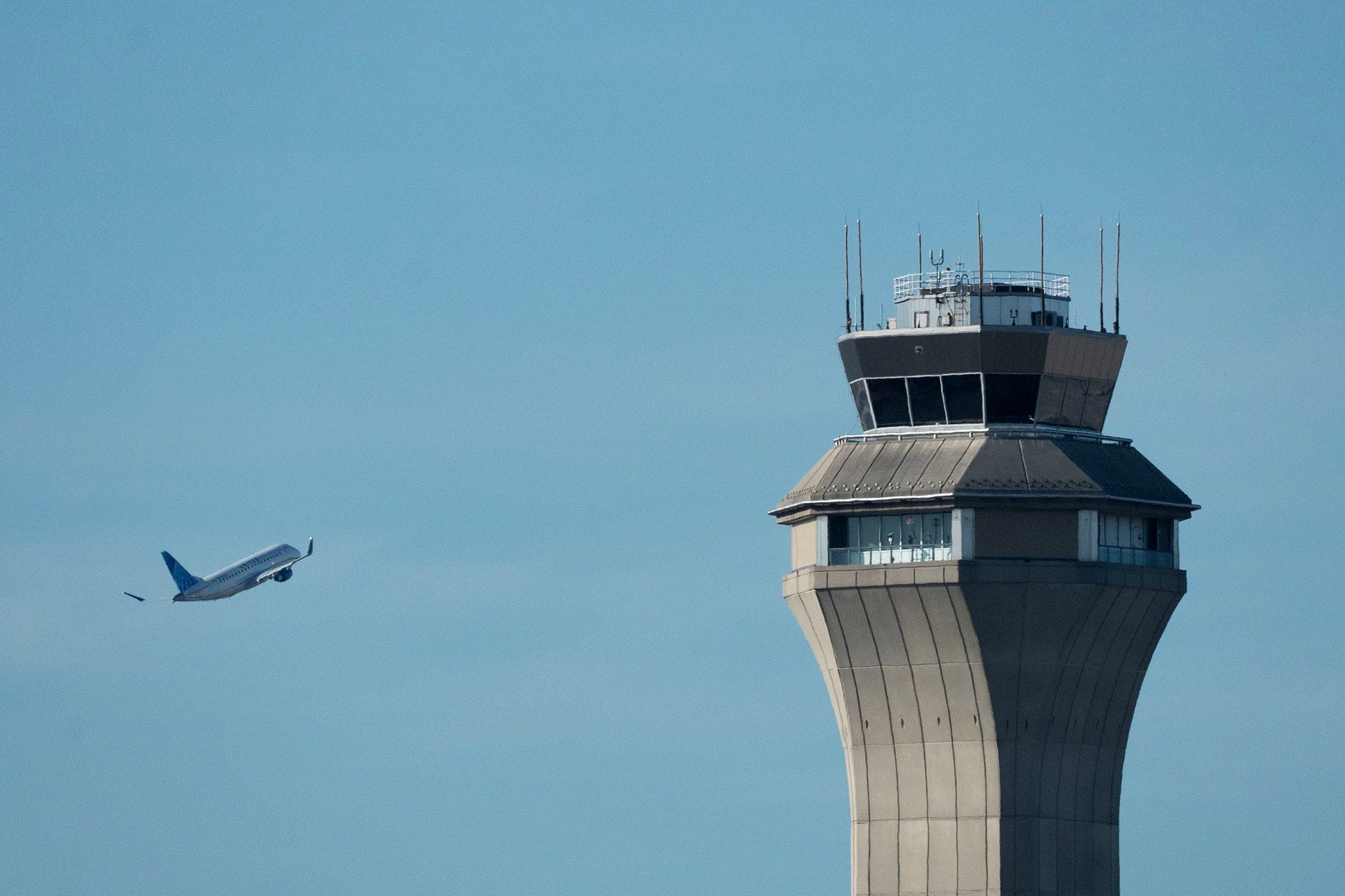 Hava trafiği kontrolü, Newark Havalimanı, Uçuş iptalleri, Uçuş gecikmeleri, FAA, Federal Havacılık İdaresi, Hava trafik kontrol cihazı kıtlığı, Uçak, United Airlines, Sean Duffy, Ulaşım Bakanlığı, Philadelphia TRACON, Telekomünikasyon sorunu, Radar arızası, Radyo kesintisi, Yolcu hakları, İade, Tazminat, Zach Wichter, USA TODAY
