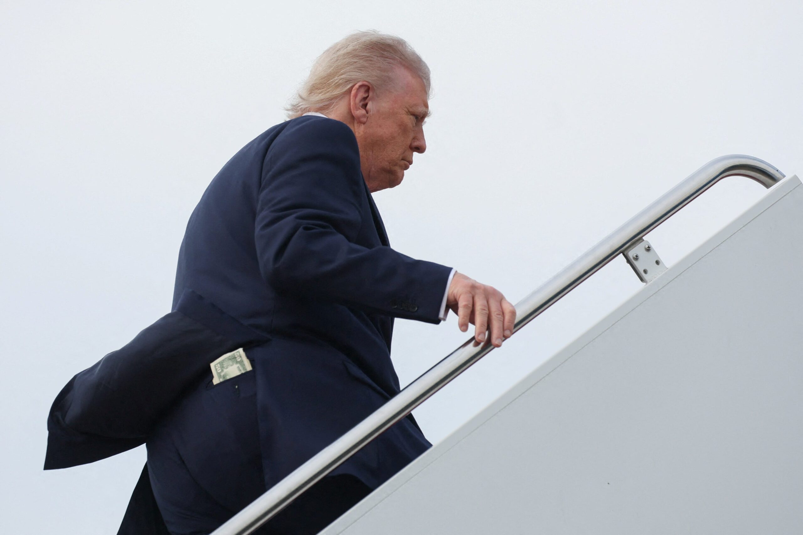 Donald Trump, Air Force One, Katar, kraliyet ailesi, Boeing 747-8, Emoluments Clause, Anayasa, Pam Bondi, David Warrington, başkanlık kütüphanesi, hediye, Orta Doğu gezisi, ABD Başkanı, lüks jet
