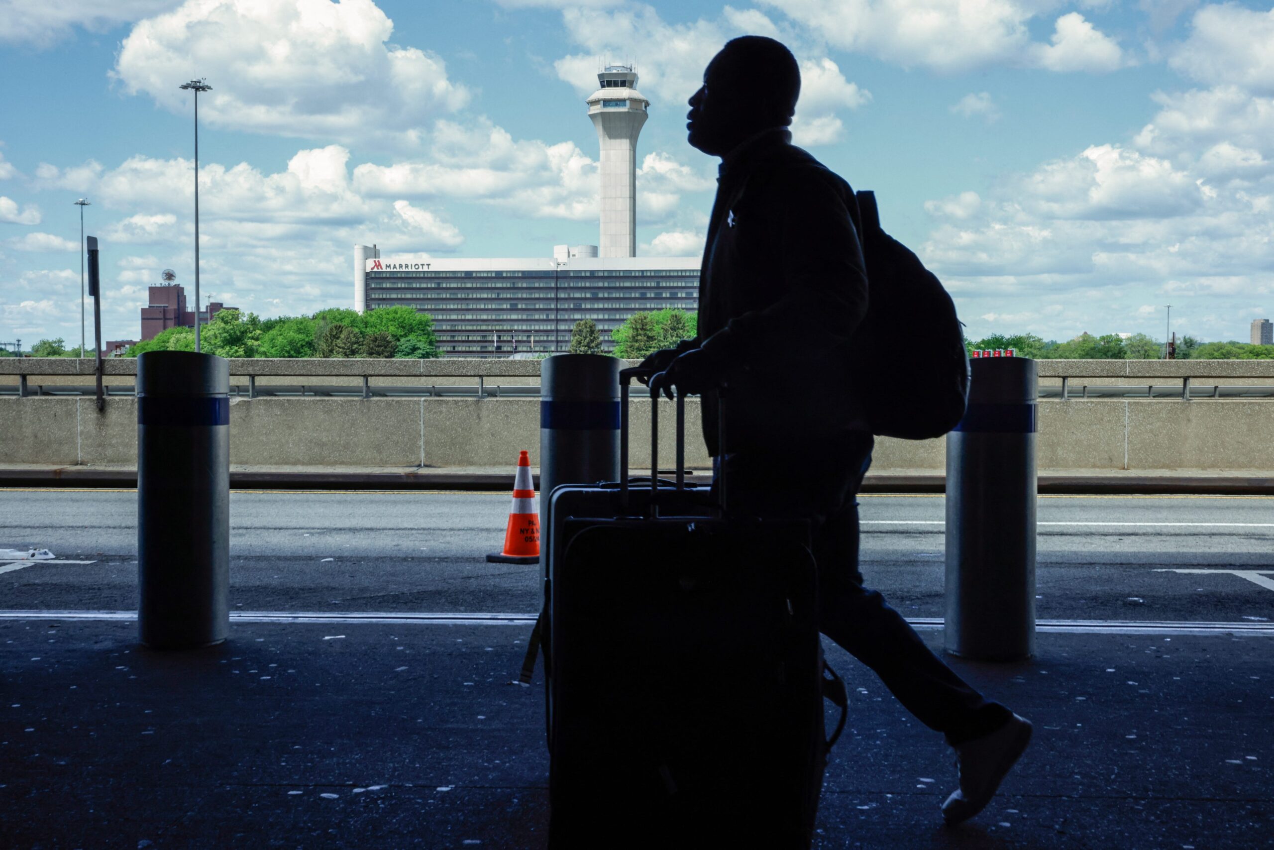 Newark Havalimanı, FAA, hava trafik kontrol, ekipman arızası, uçuş iptalleri, uçuş gecikmeleri, seyahat, Birleşik Havayolları, Sean Duffy, Ulaştırma Bakanlığı, havacılık, hava sahası,Zach Wichter
