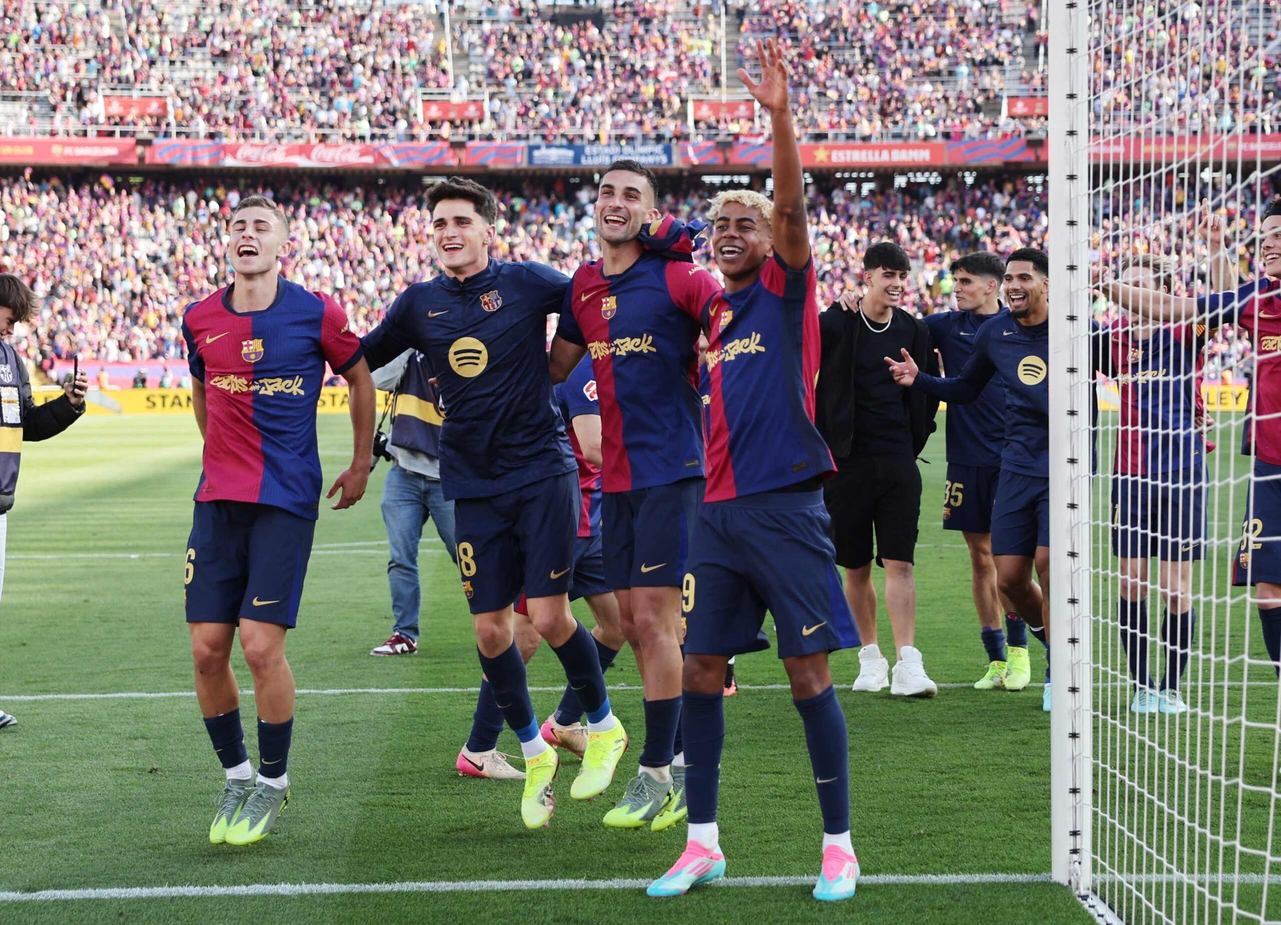 Barcelona, Real Madrid, El Clasico, LaLiga, Raphinha, Kylian Mbappe, Futbol, İspanya Ligi, Maç Özeti, Şampiyonluk, Futbol Haberleri, Maç Sonucu, Lamine Yamal, Thibaut Courtois, Eric Garcia, Futbol Maçı, Spor Haberleri, Barcelona Şampiyonluk, Real Madrid Mağlubiyeti
